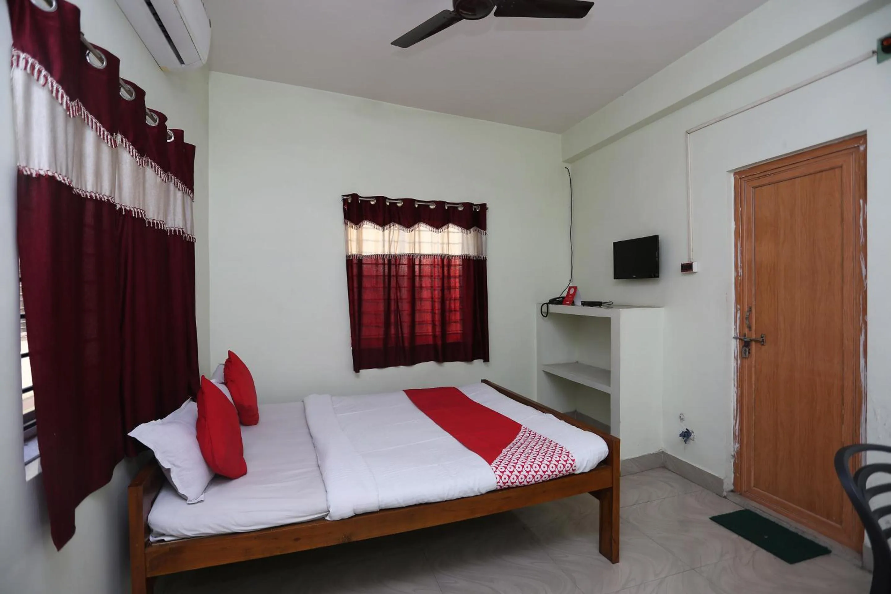 Bedroom, Bed in Super Hotel O Nandi Inn