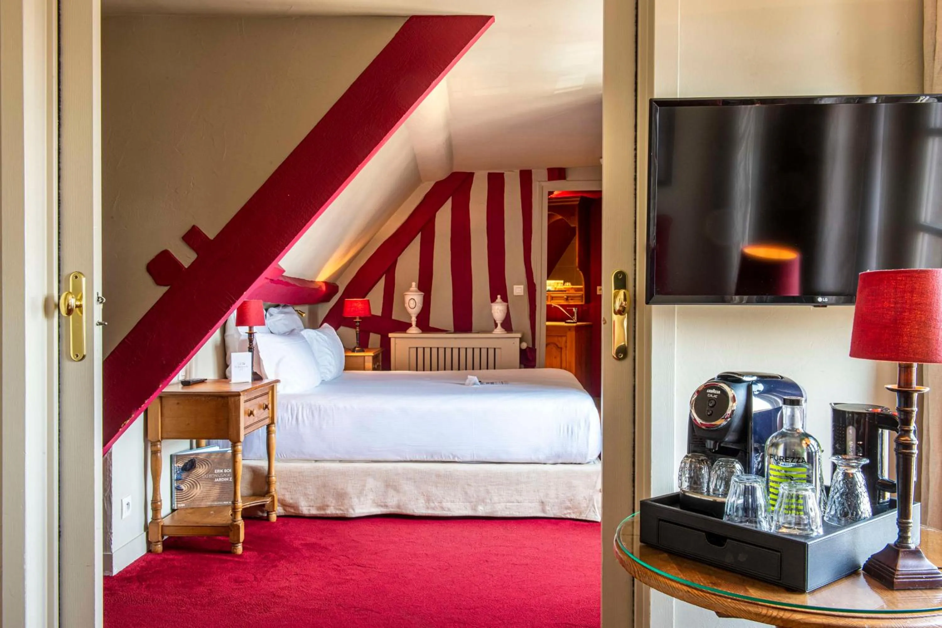 Bedroom, Bed in Les Maisons de Léa & Spa - Radisson Individuals