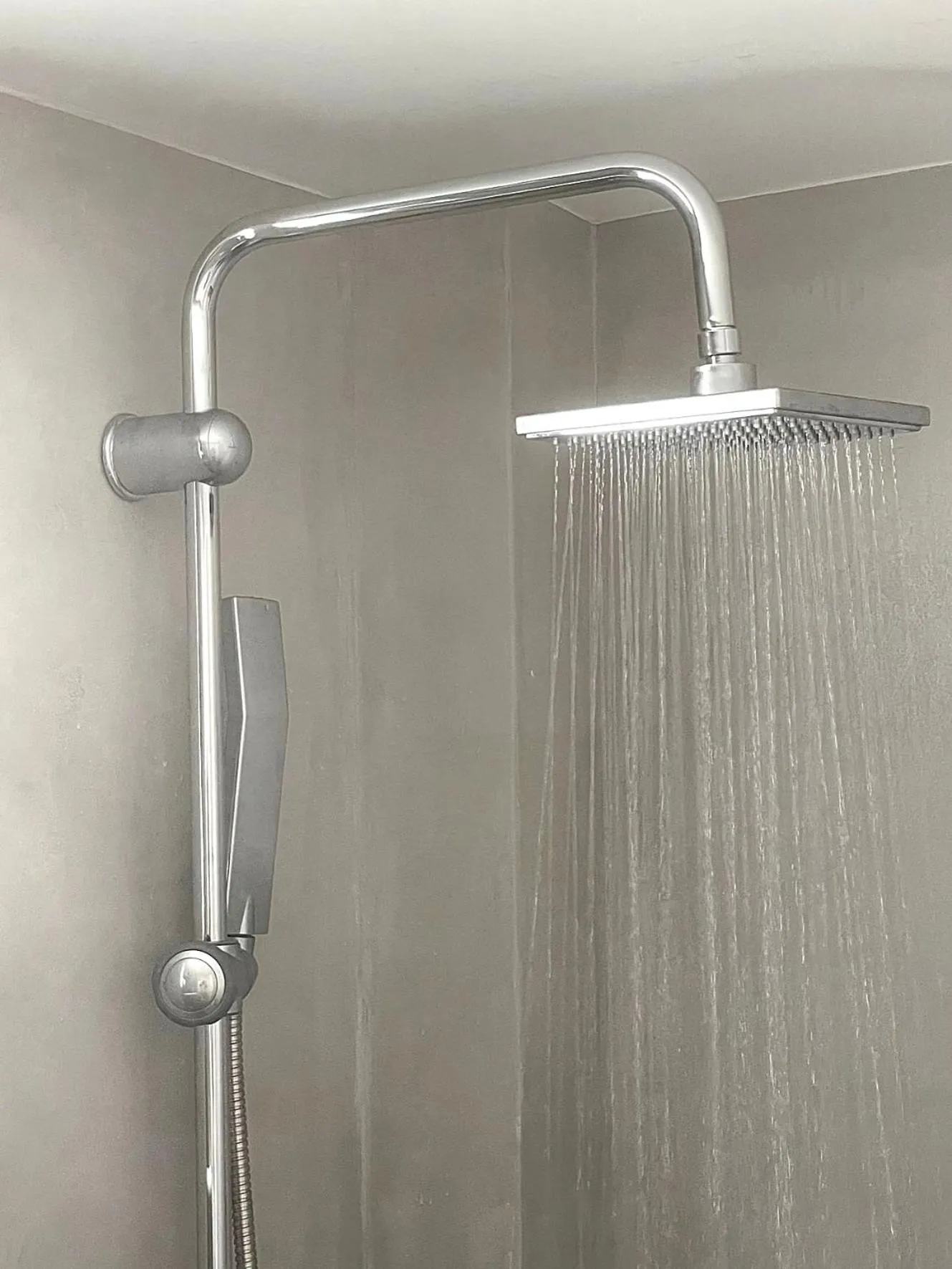 Shower in DL Santorini