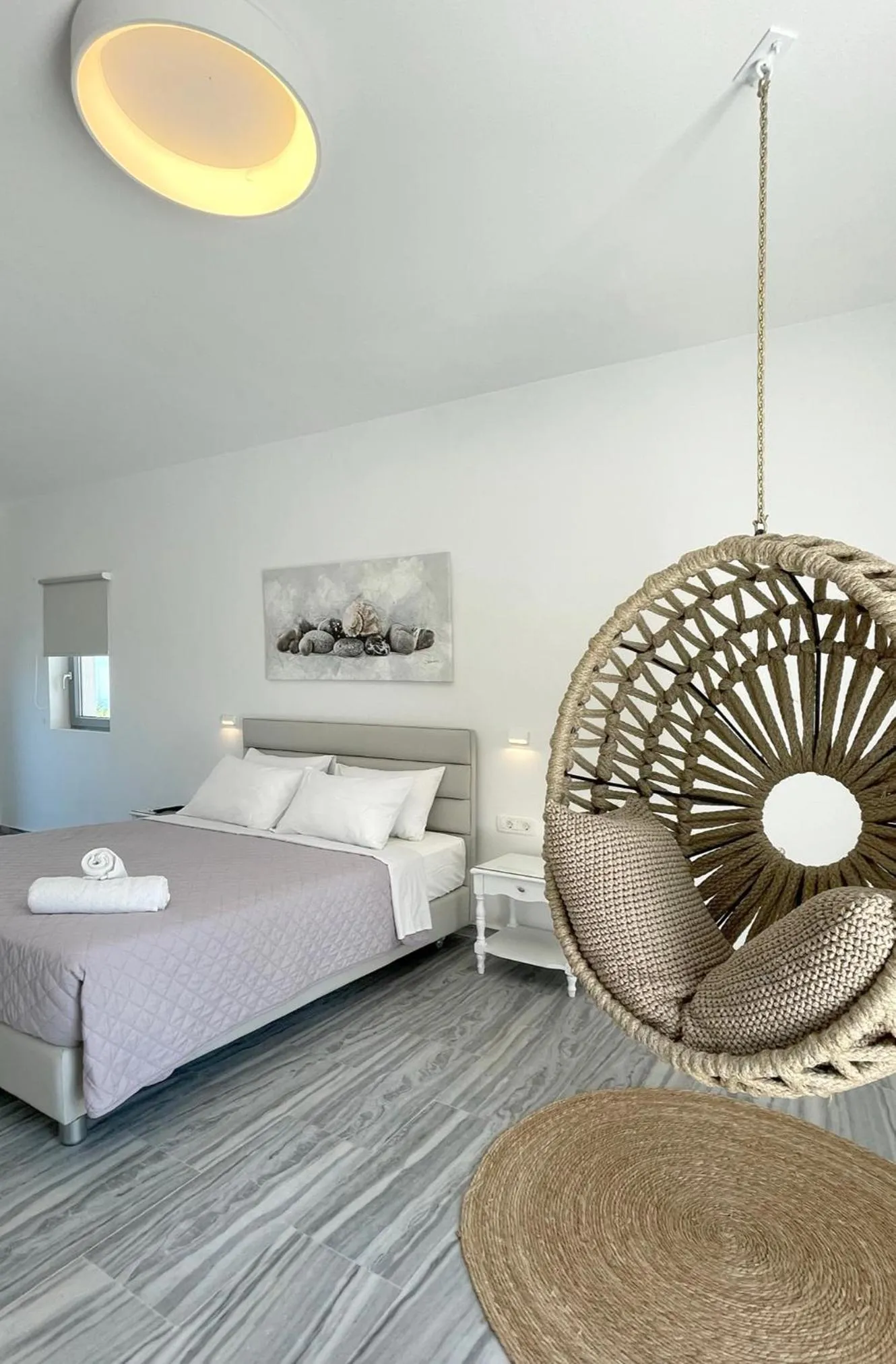 Photo of the whole room, Bed in DL Santorini