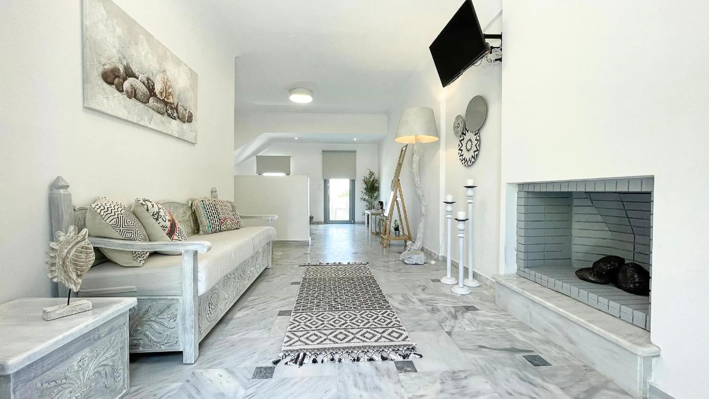 Photo of the whole room in DL Santorini