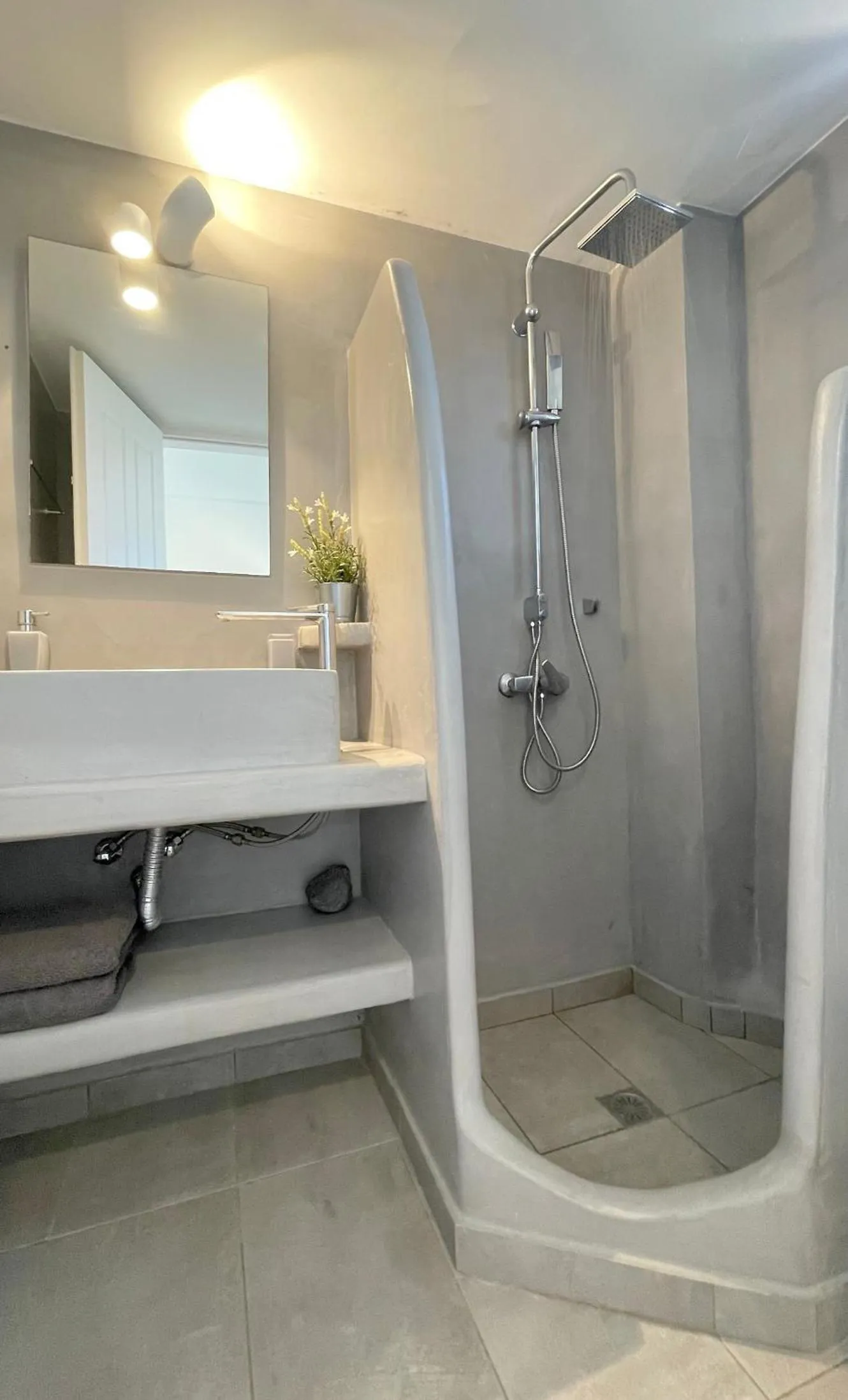 Shower in DL Santorini