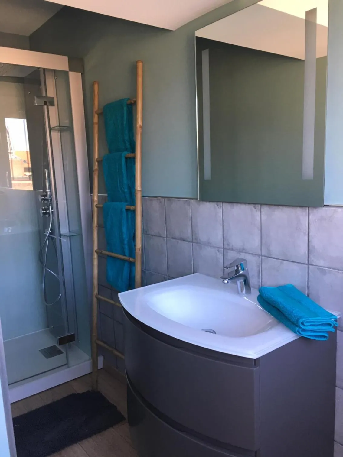 Shower in LES CHAMBRES D'HOTES DU PALAIS