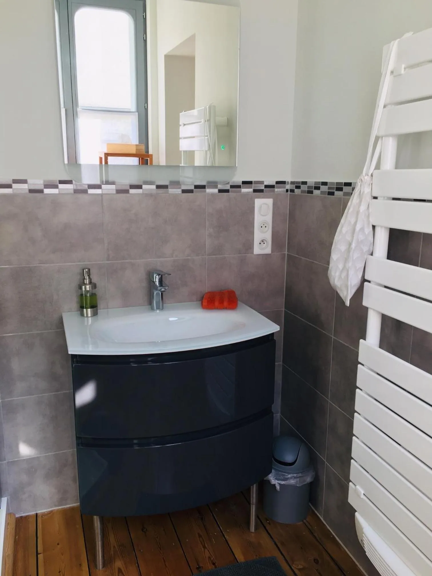 Shower in LES CHAMBRES D'HOTES DU PALAIS