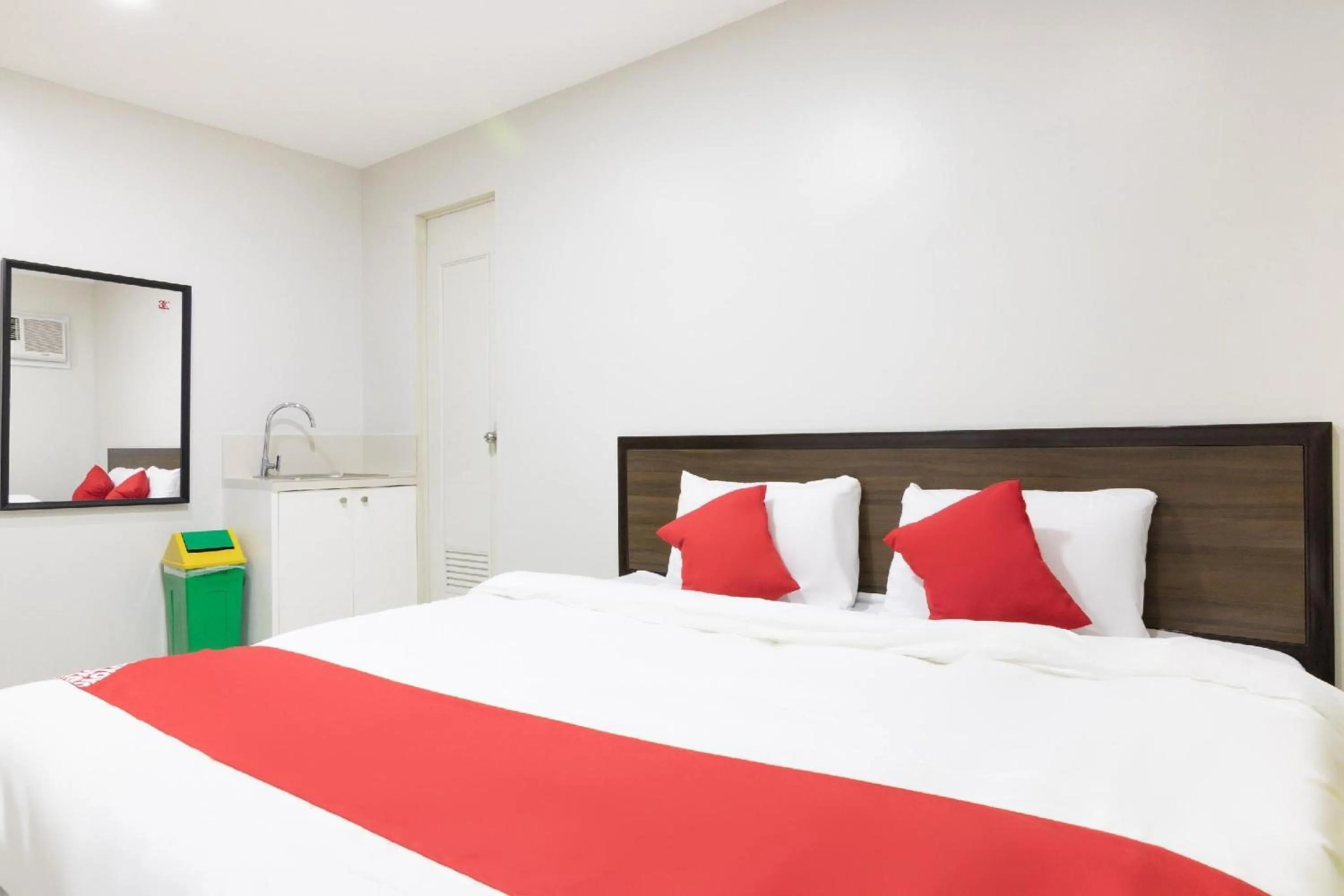 Bedroom, Bed in OYO 152 Sangco Condotel