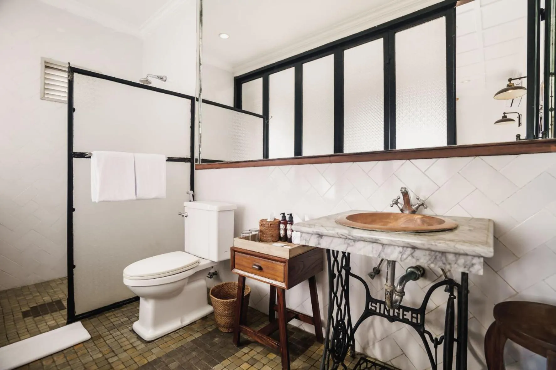 Toilet in Brown Feather Batu Belig