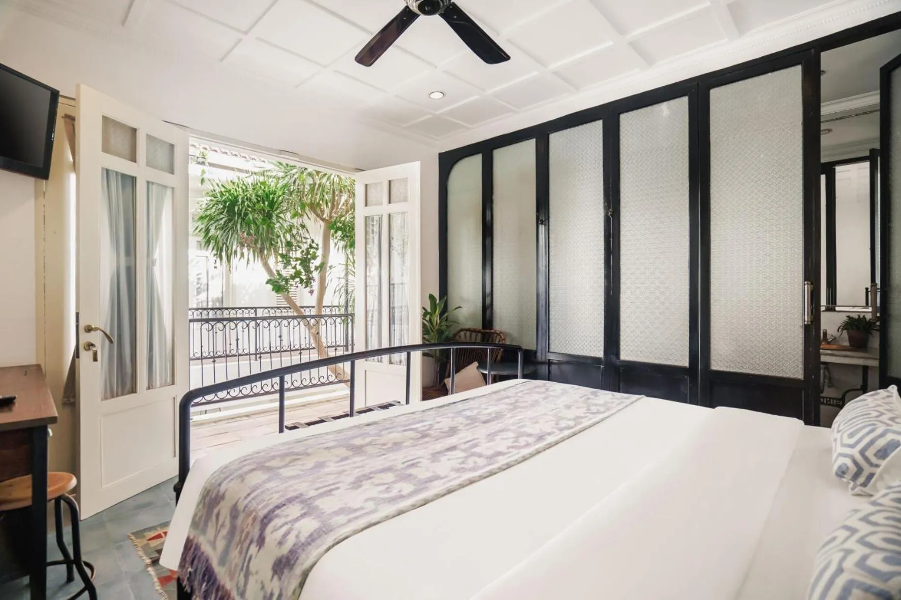 TV and multimedia, Bed in Brown Feather Batu Belig