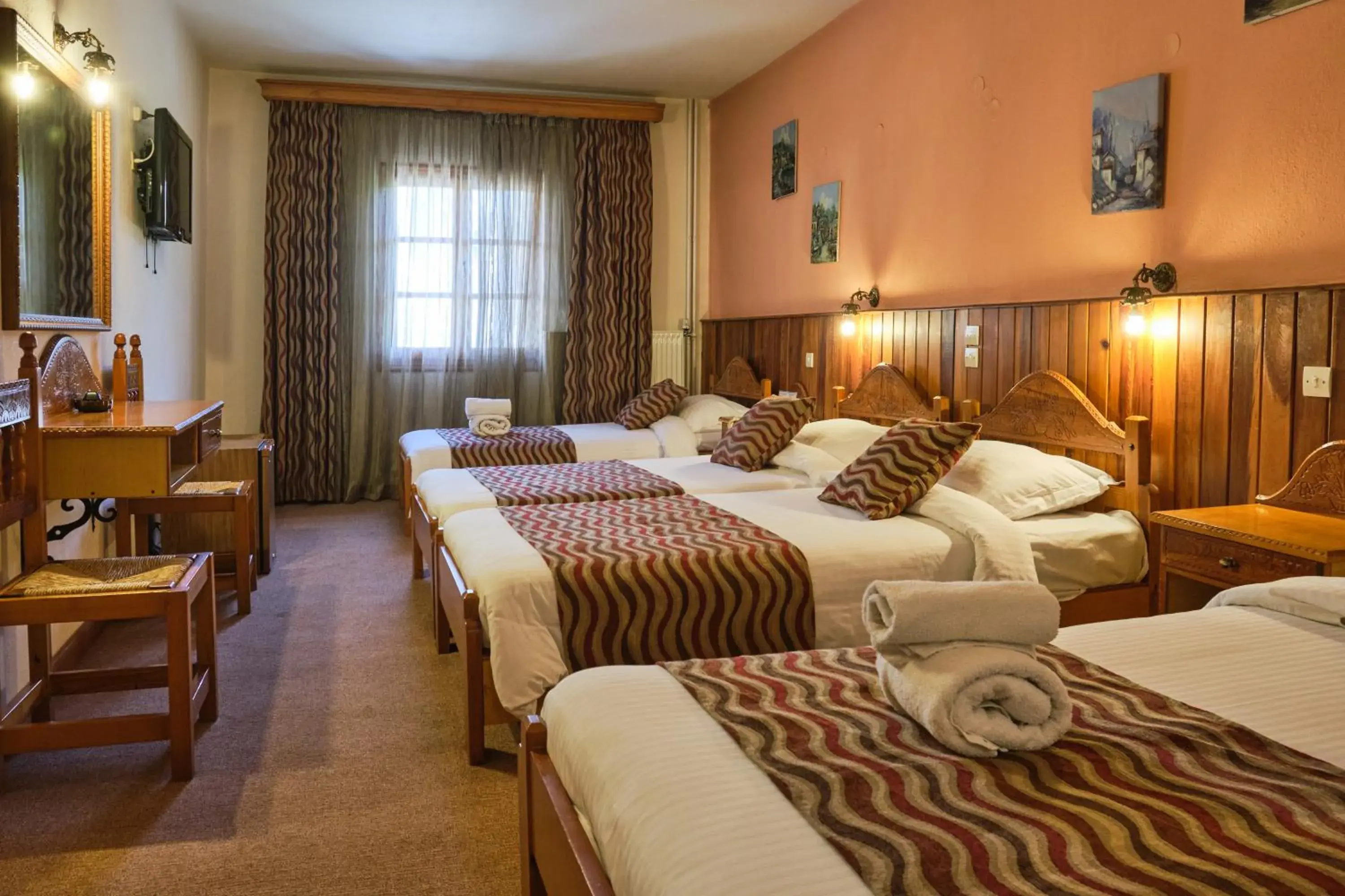 Quadruple Room with Bathroom in Hotel Victoria Quadruple Room with Bathroom in Hotel Victoria