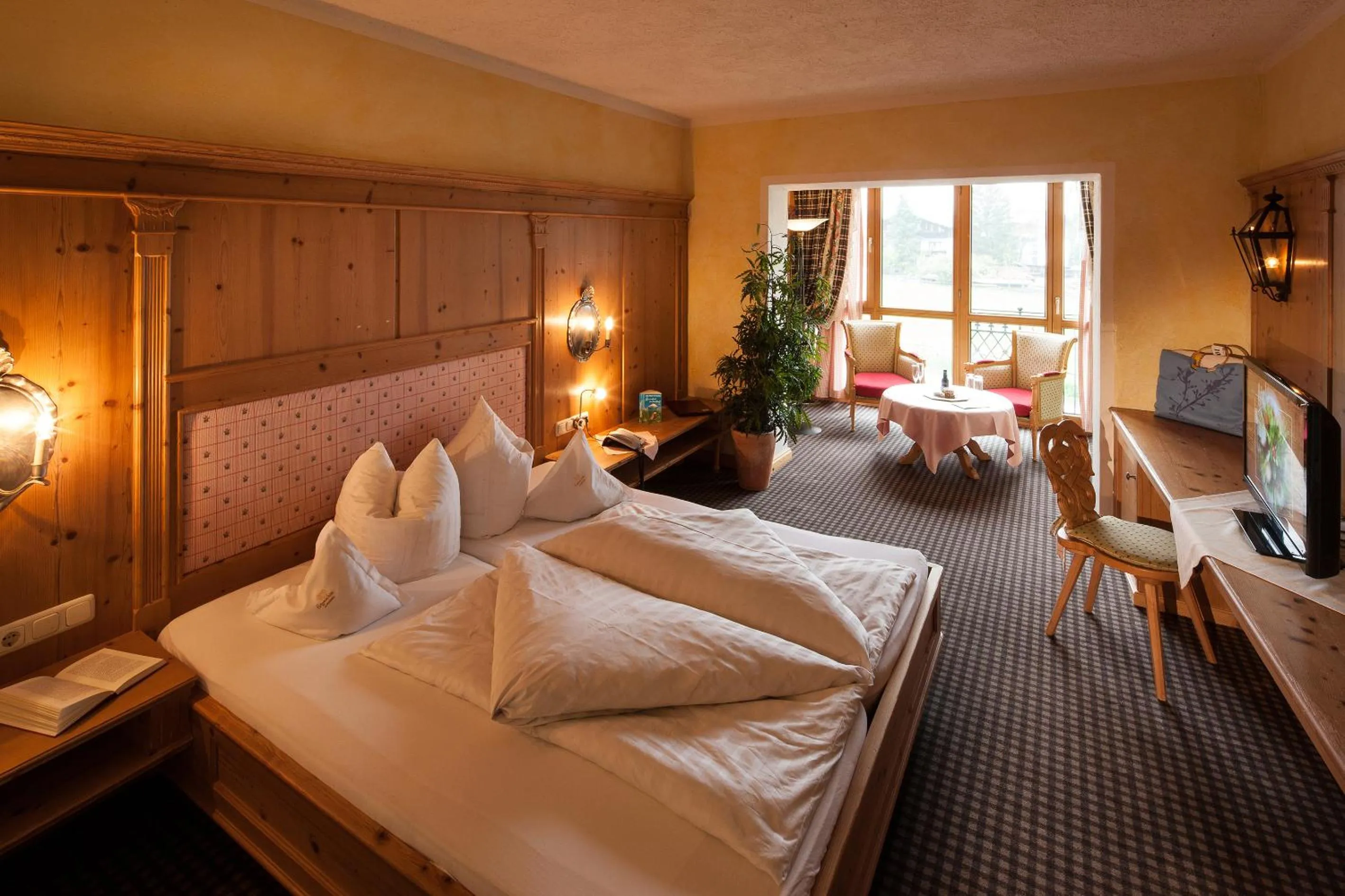 Photo of the whole room, Bed in Das Traditionshotel Schwarzer Adler
