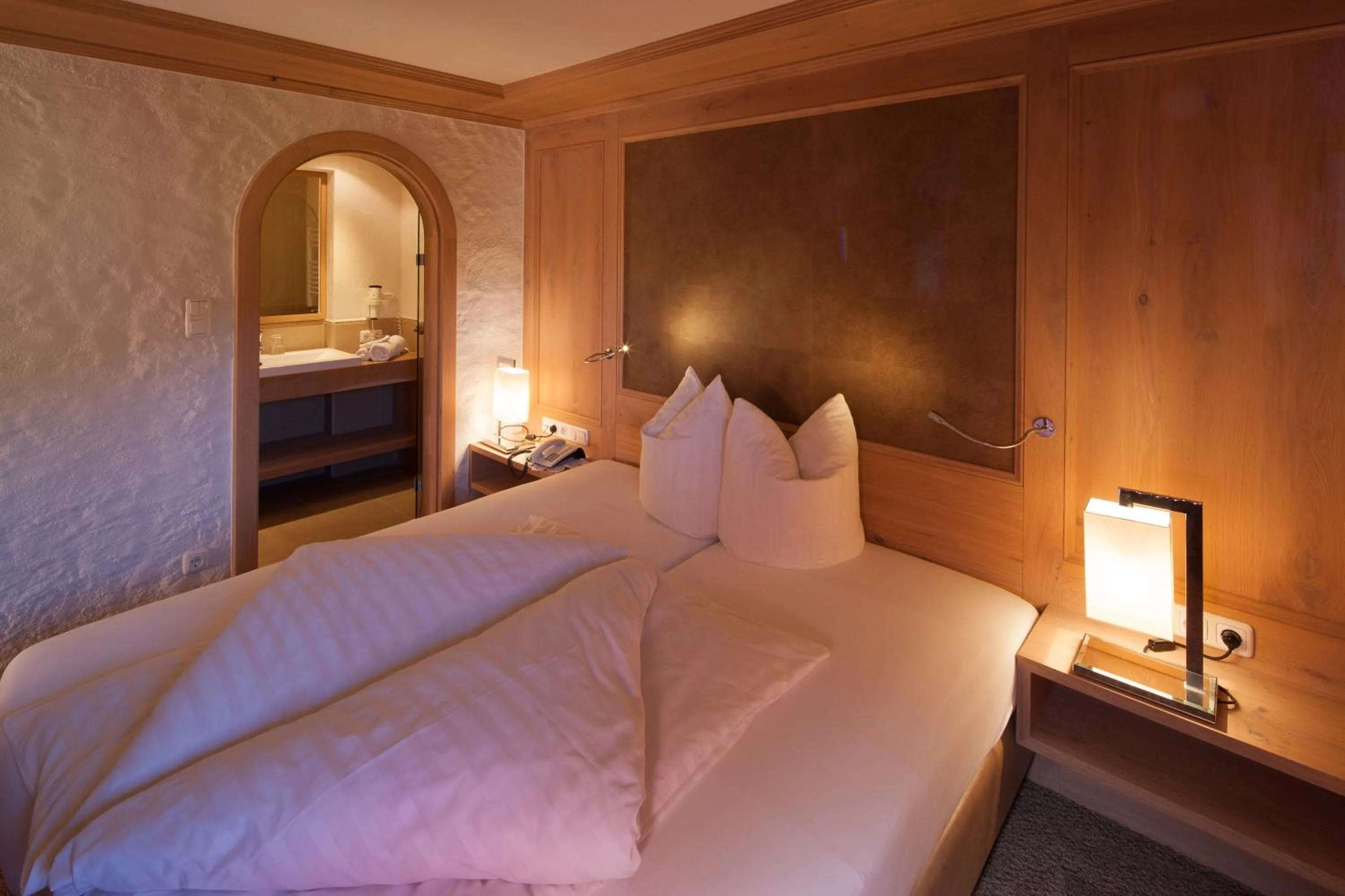 Photo of the whole room, Bed in Das Traditionshotel Schwarzer Adler