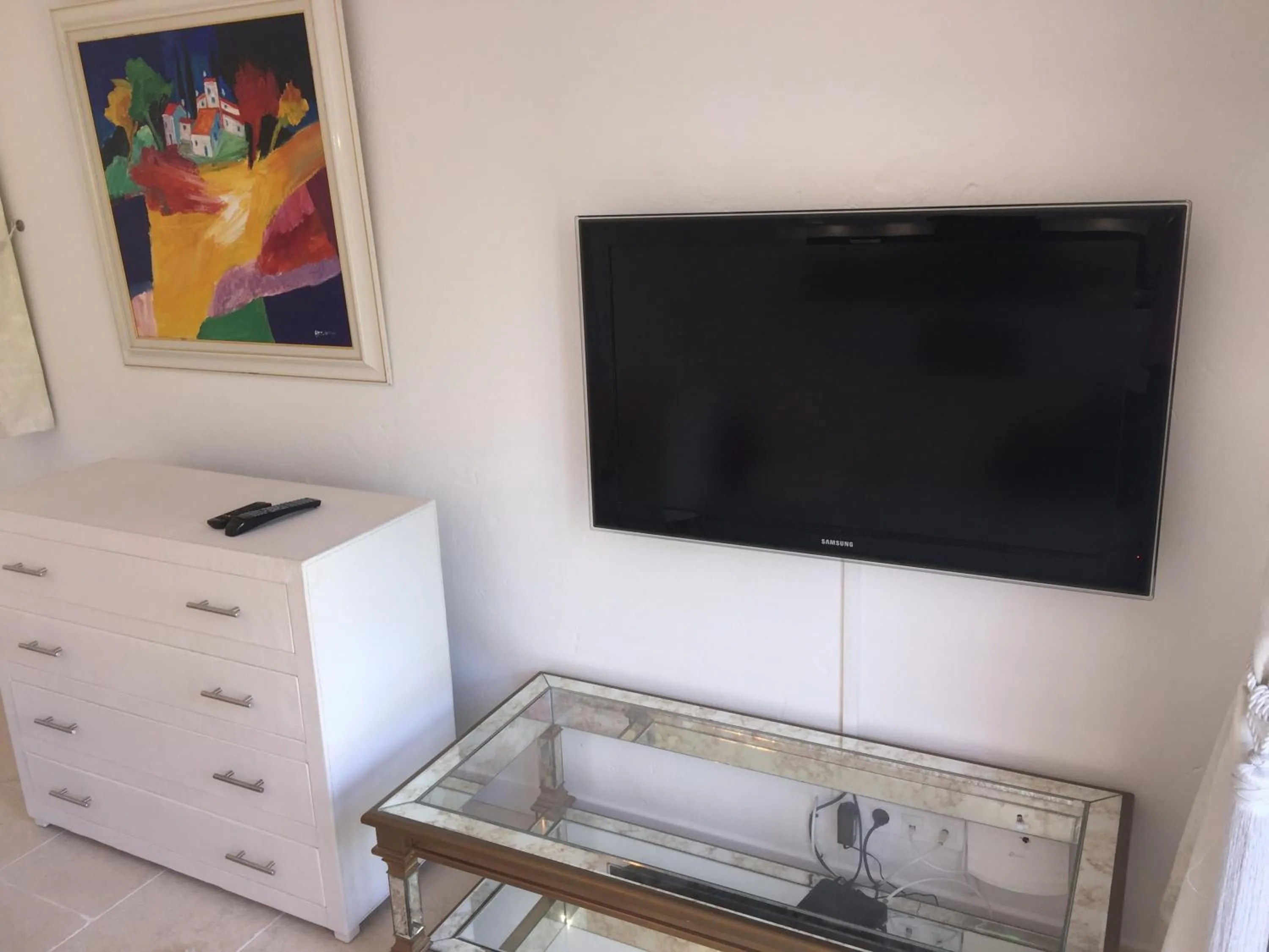 TV and multimedia in Villa Louise-Rose