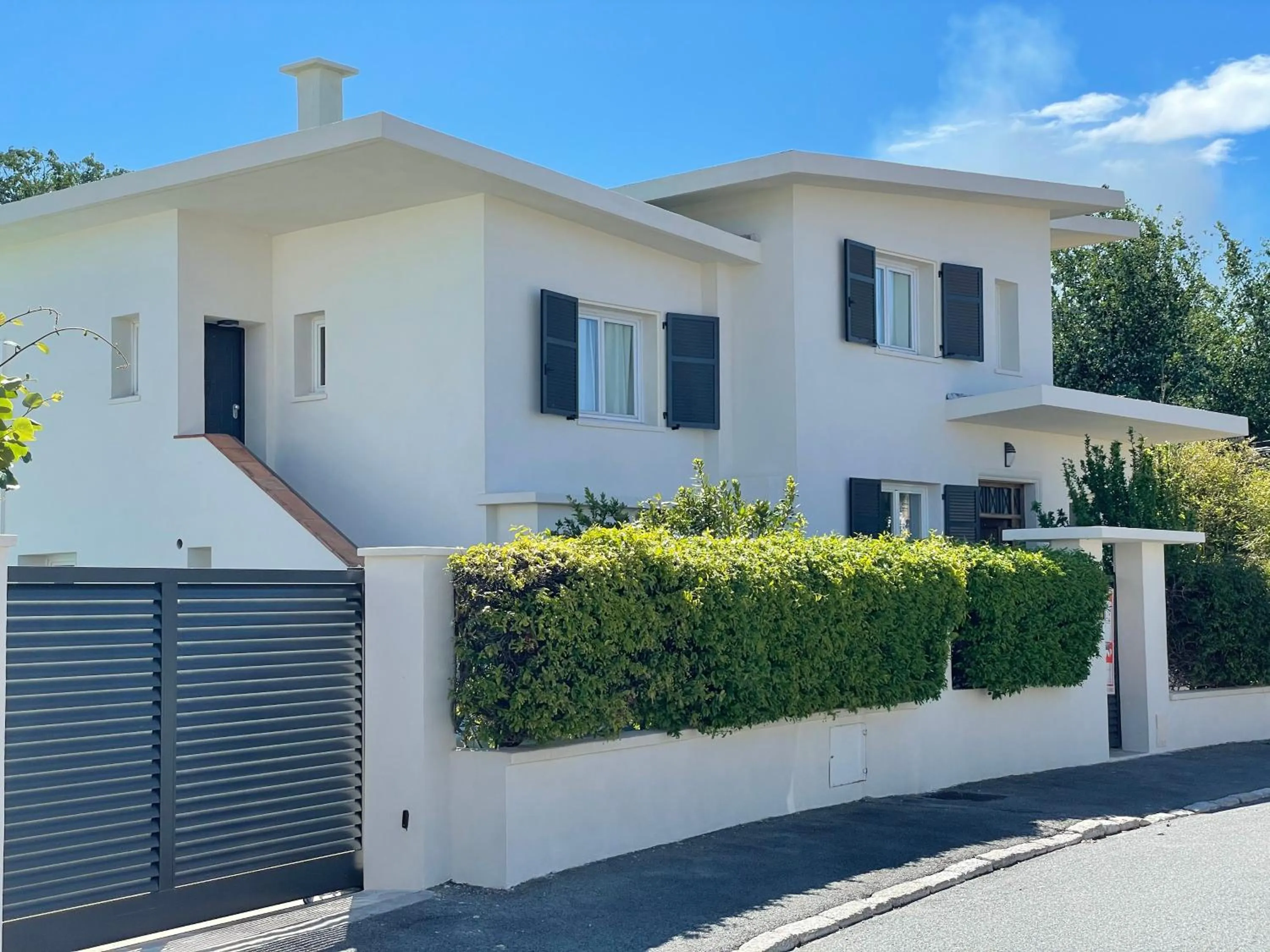 Property building in Villa Louise-Rose