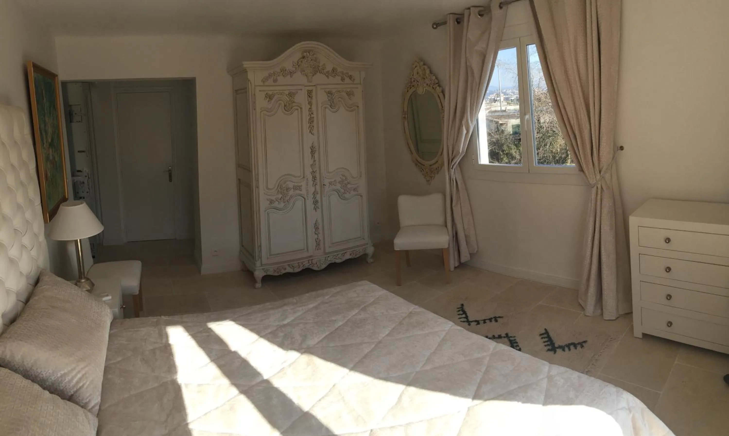 TV and multimedia, Bed in Villa Louise-Rose