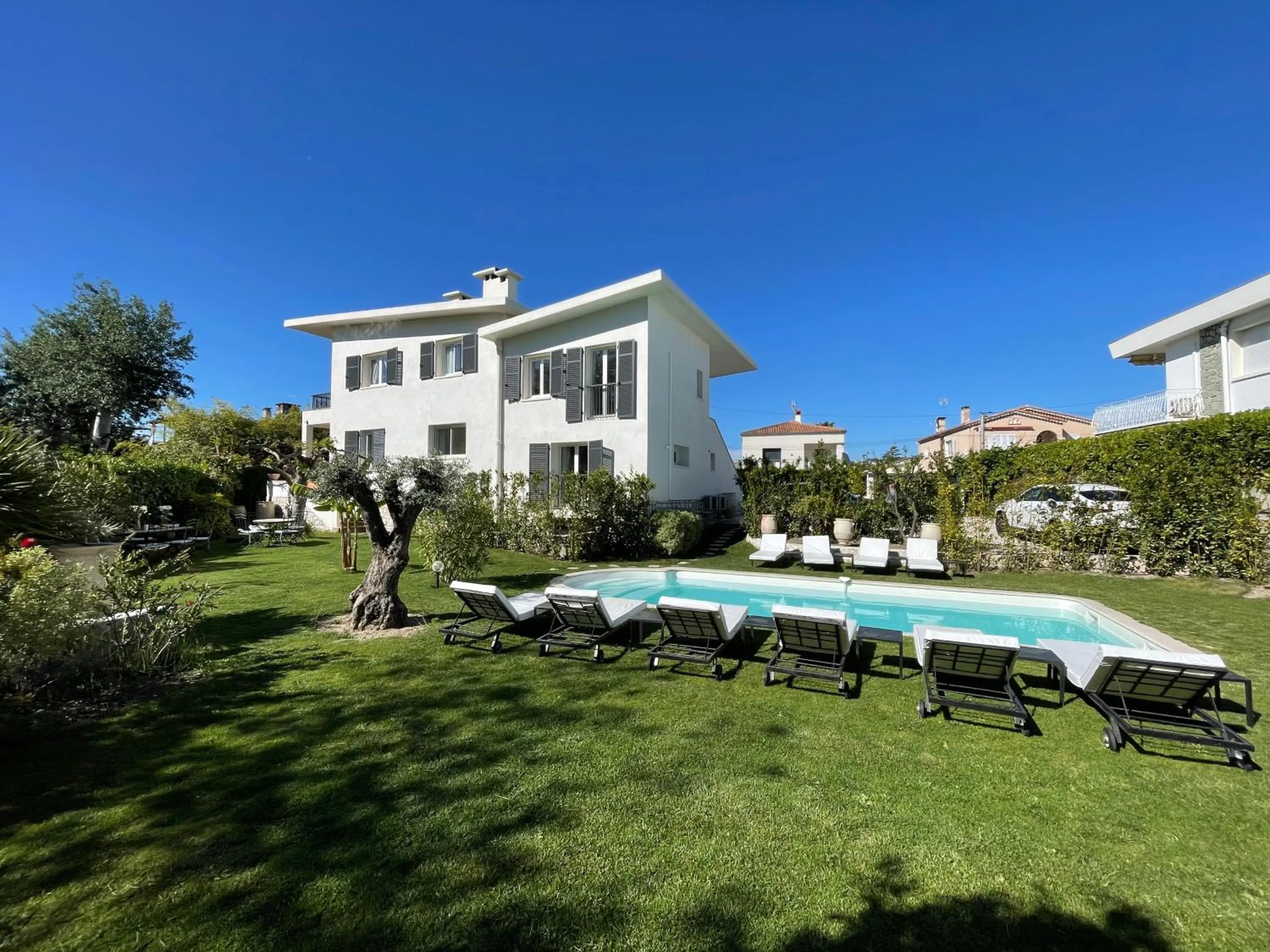 Property building in Villa Louise-Rose