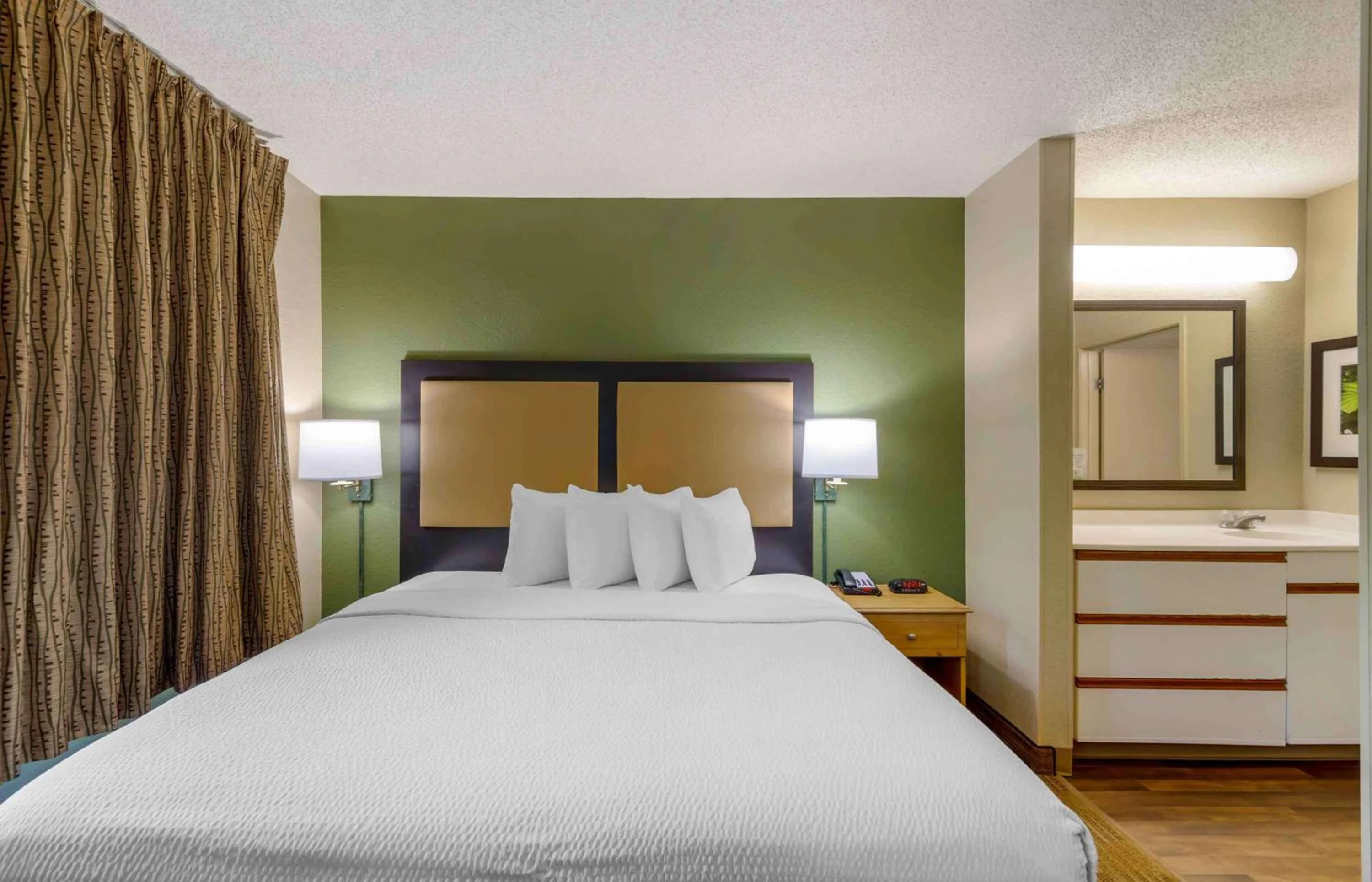 Bedroom, Bed in Extended Stay America Select Suites - Orlando - Southpark - Equity Row