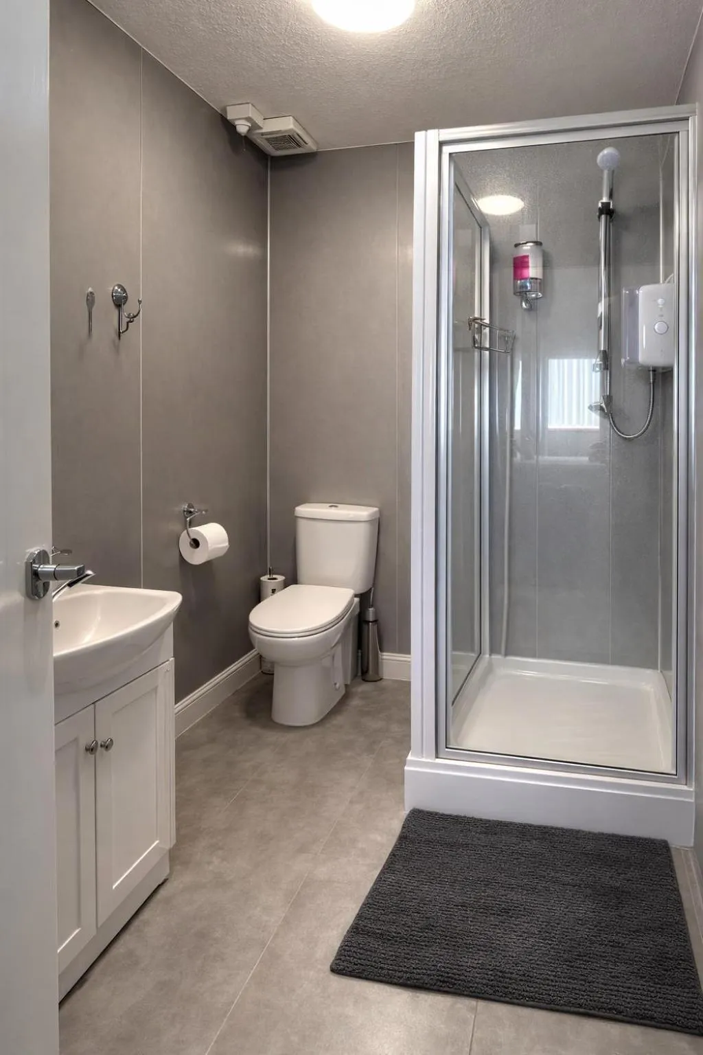 Bathroom in The Roslyn Guest House