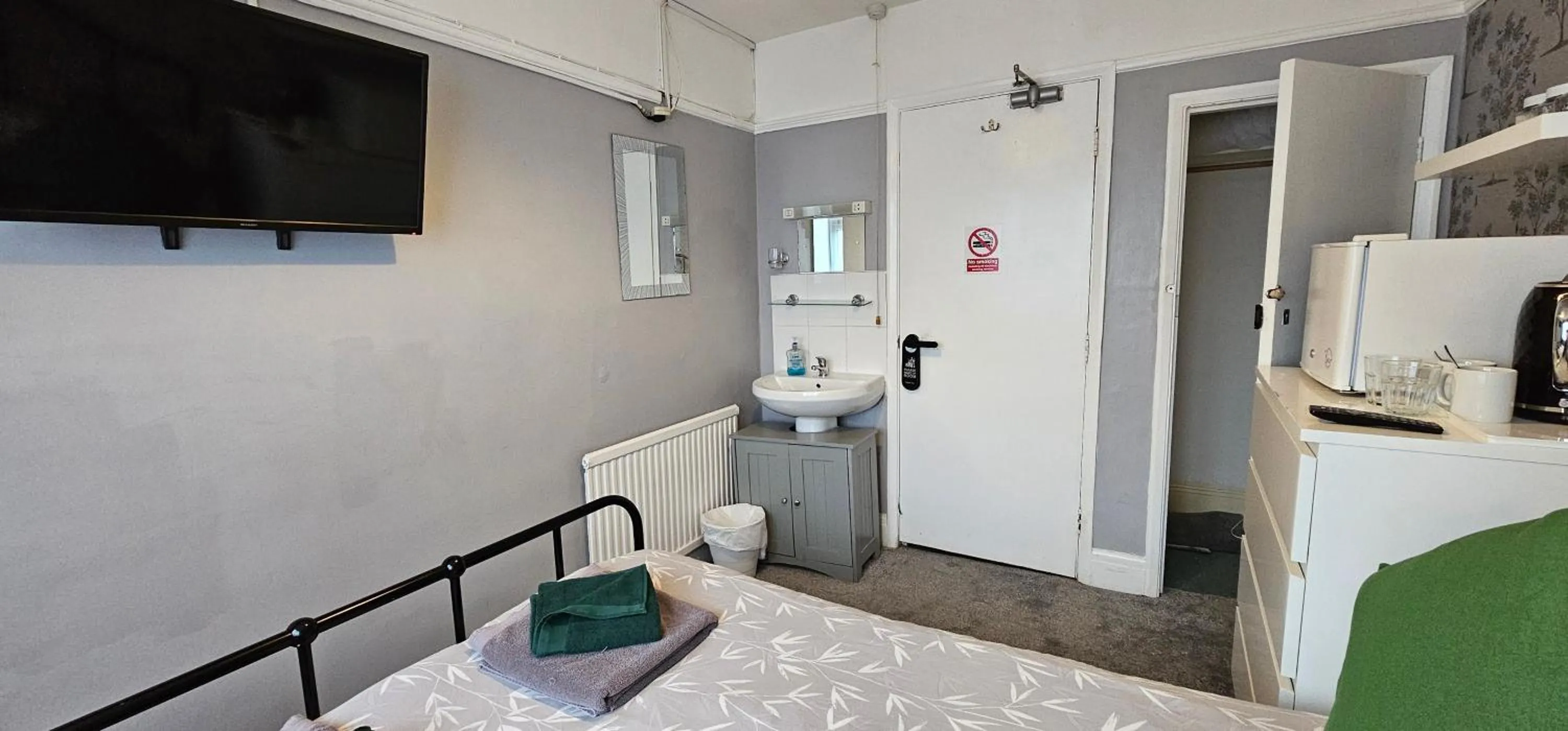 Bed in The Roslyn Guest House