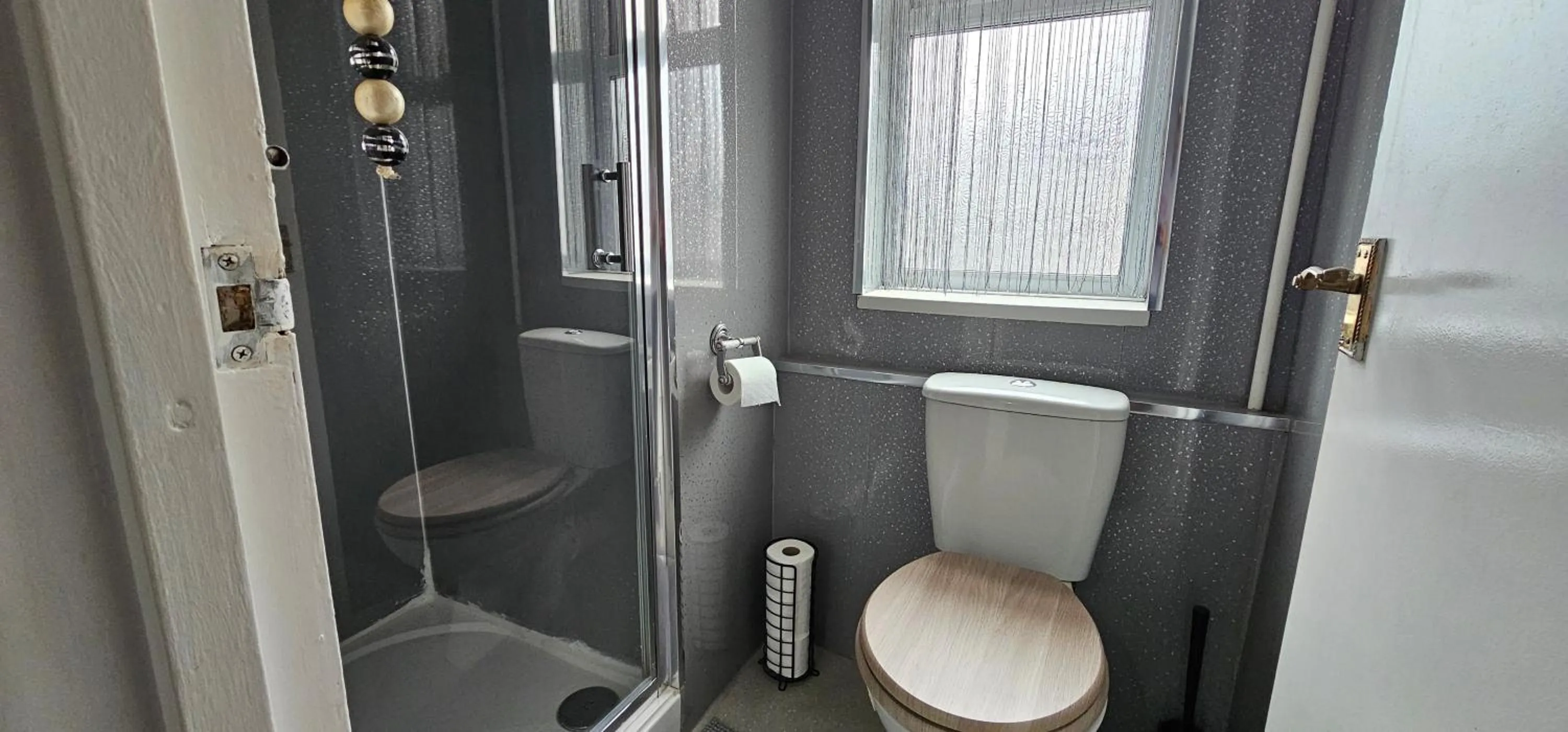 Shower in The Roslyn Guest House