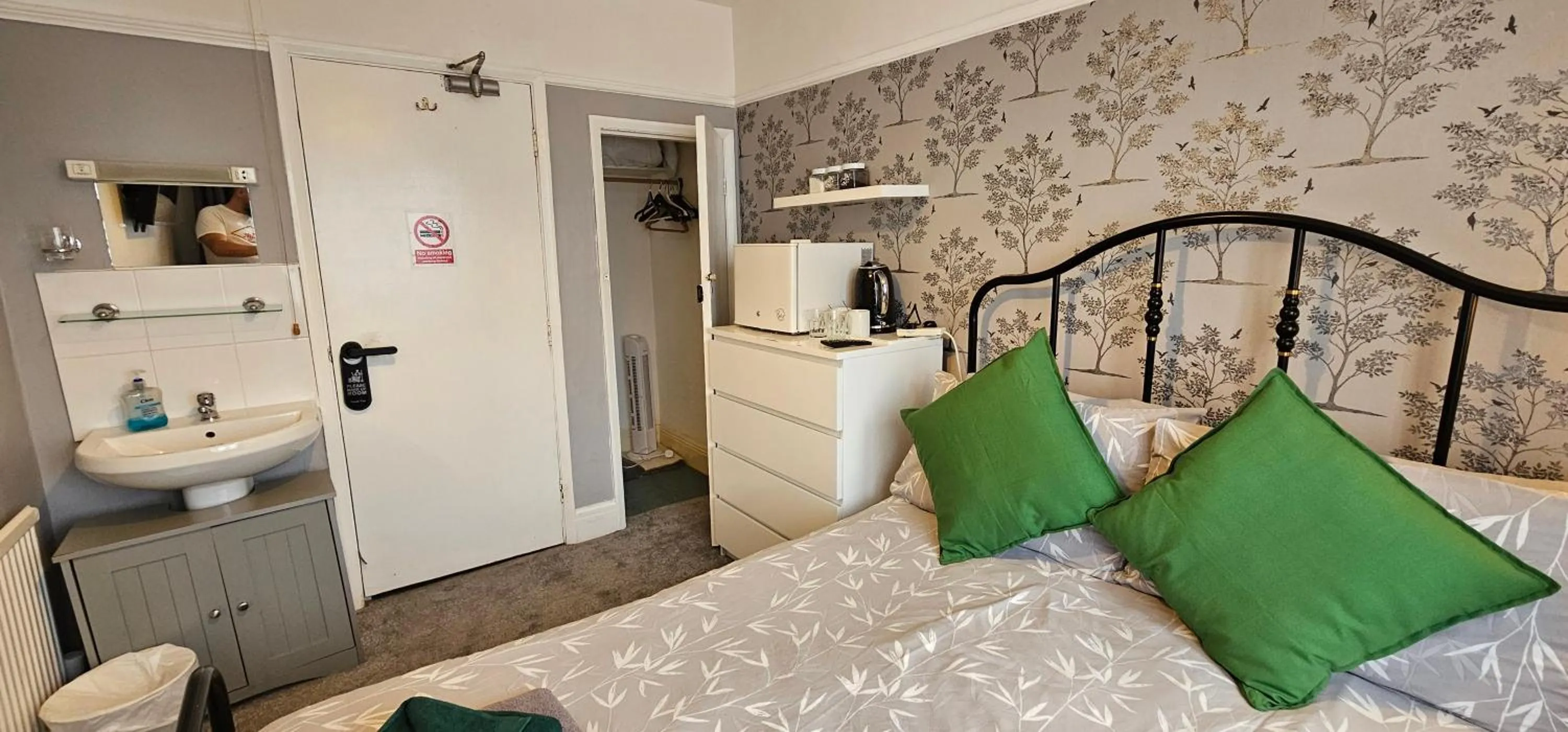 Bed in The Roslyn Guest House