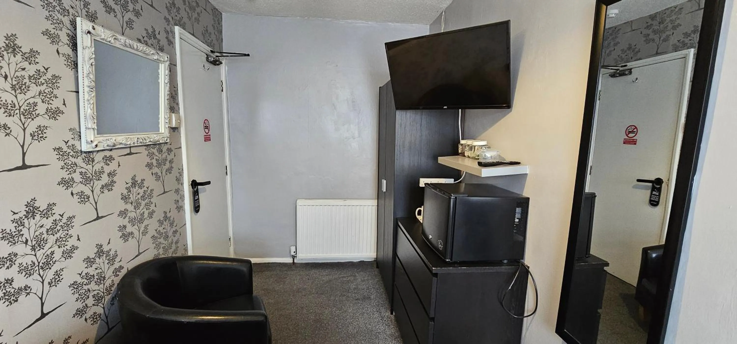 TV and multimedia in The Roslyn Guest House