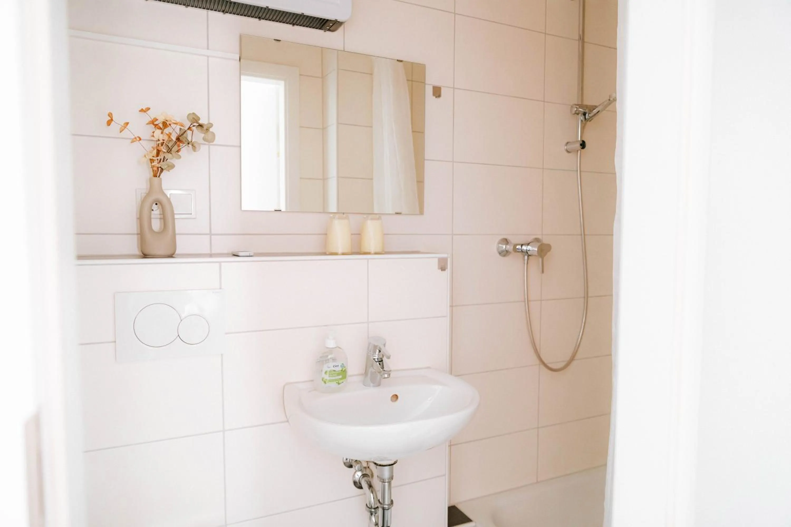 Shower in Hotel Schneider-Hof self check-in kostenlos Parken nähe Golfplatz und Vitasol