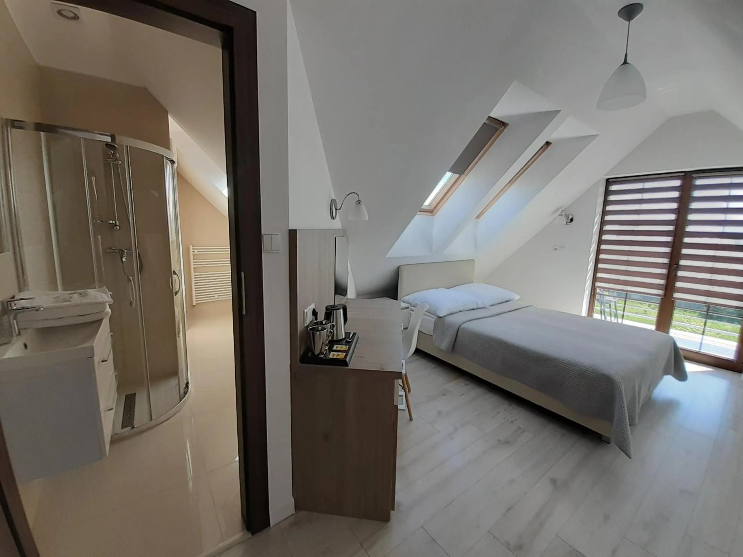 Photo of the whole room in Willa Trawers