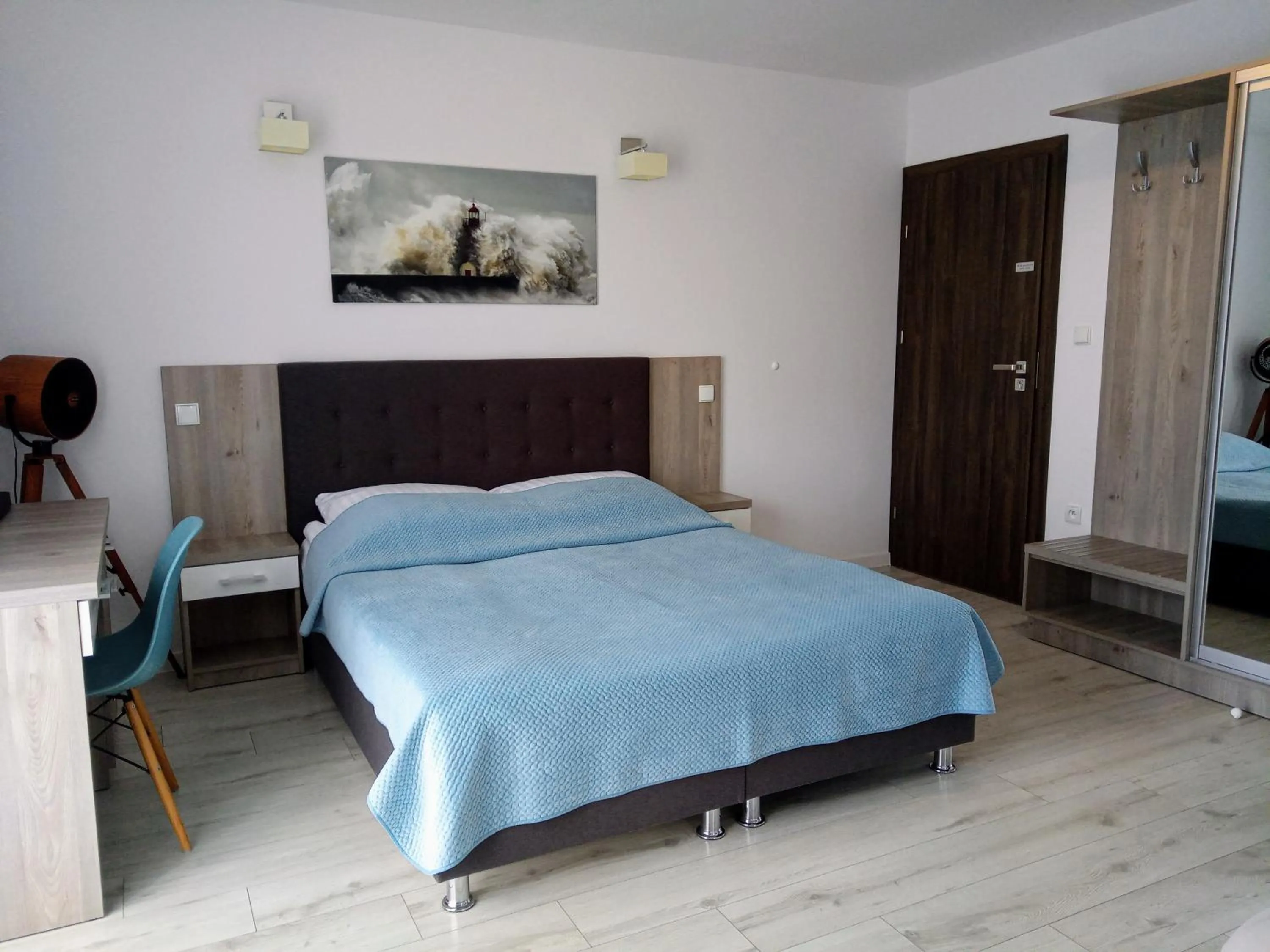 Photo of the whole room in Willa Trawers