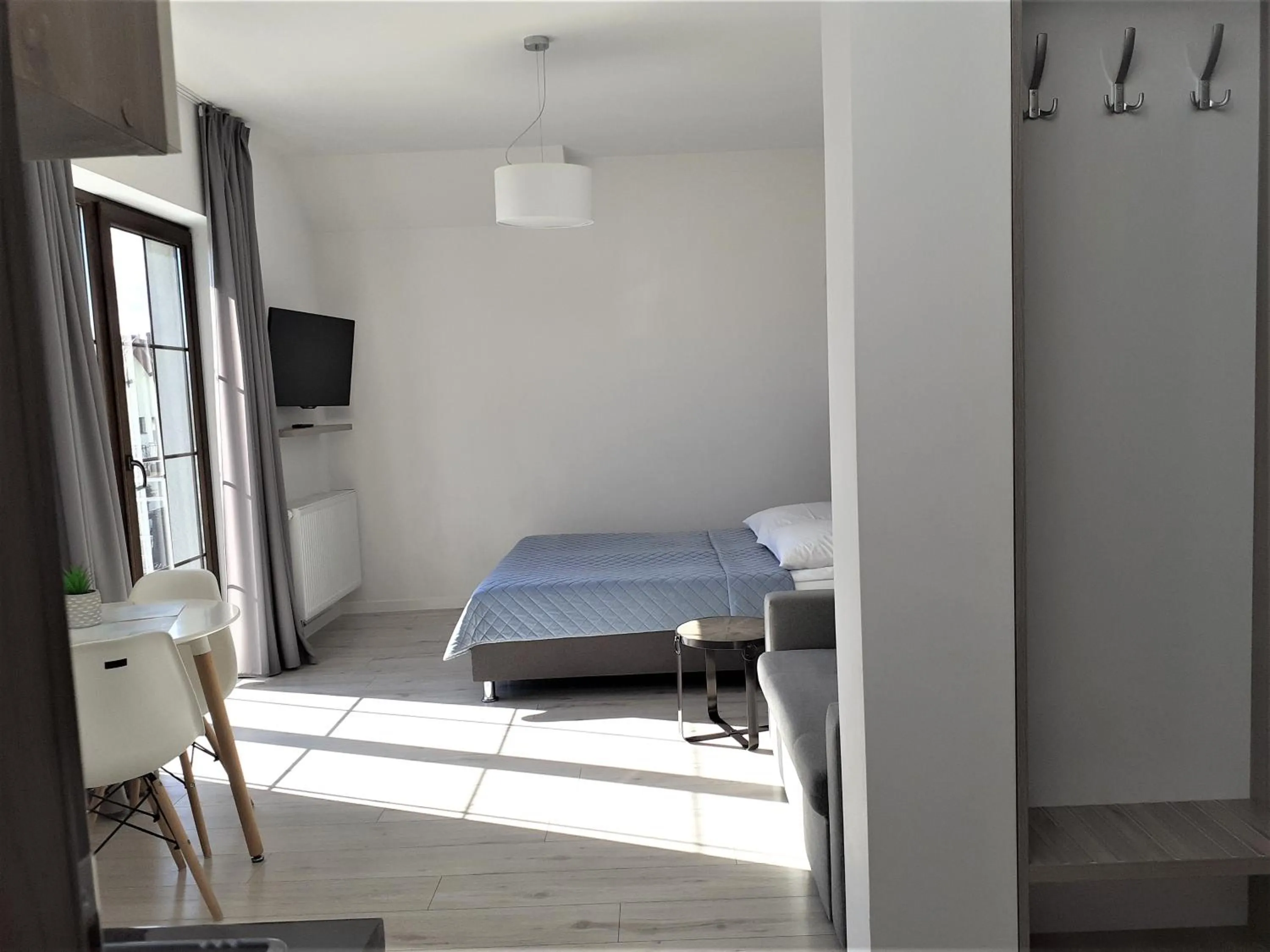 Photo of the whole room in Willa Trawers