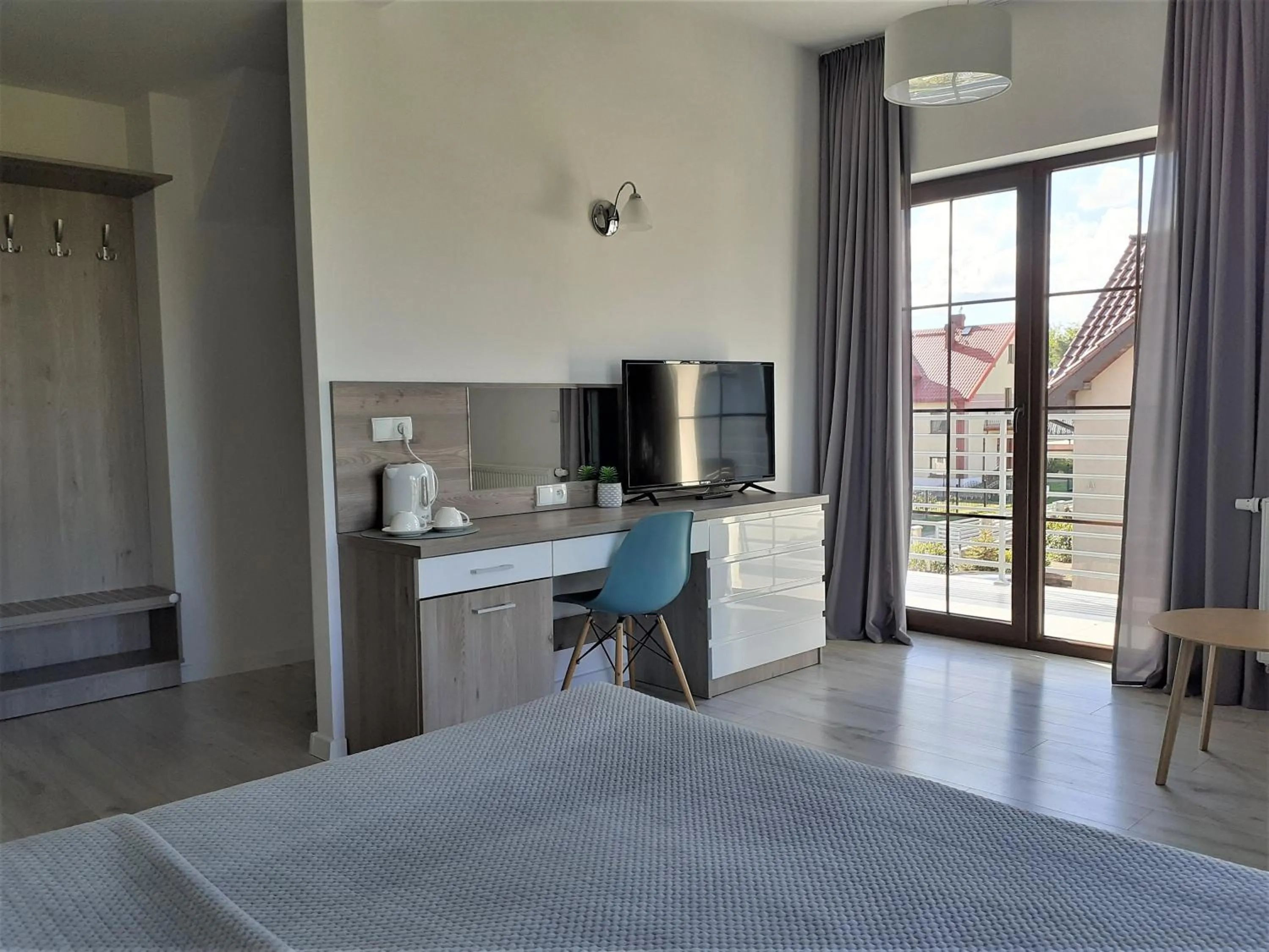 Photo of the whole room in Willa Trawers