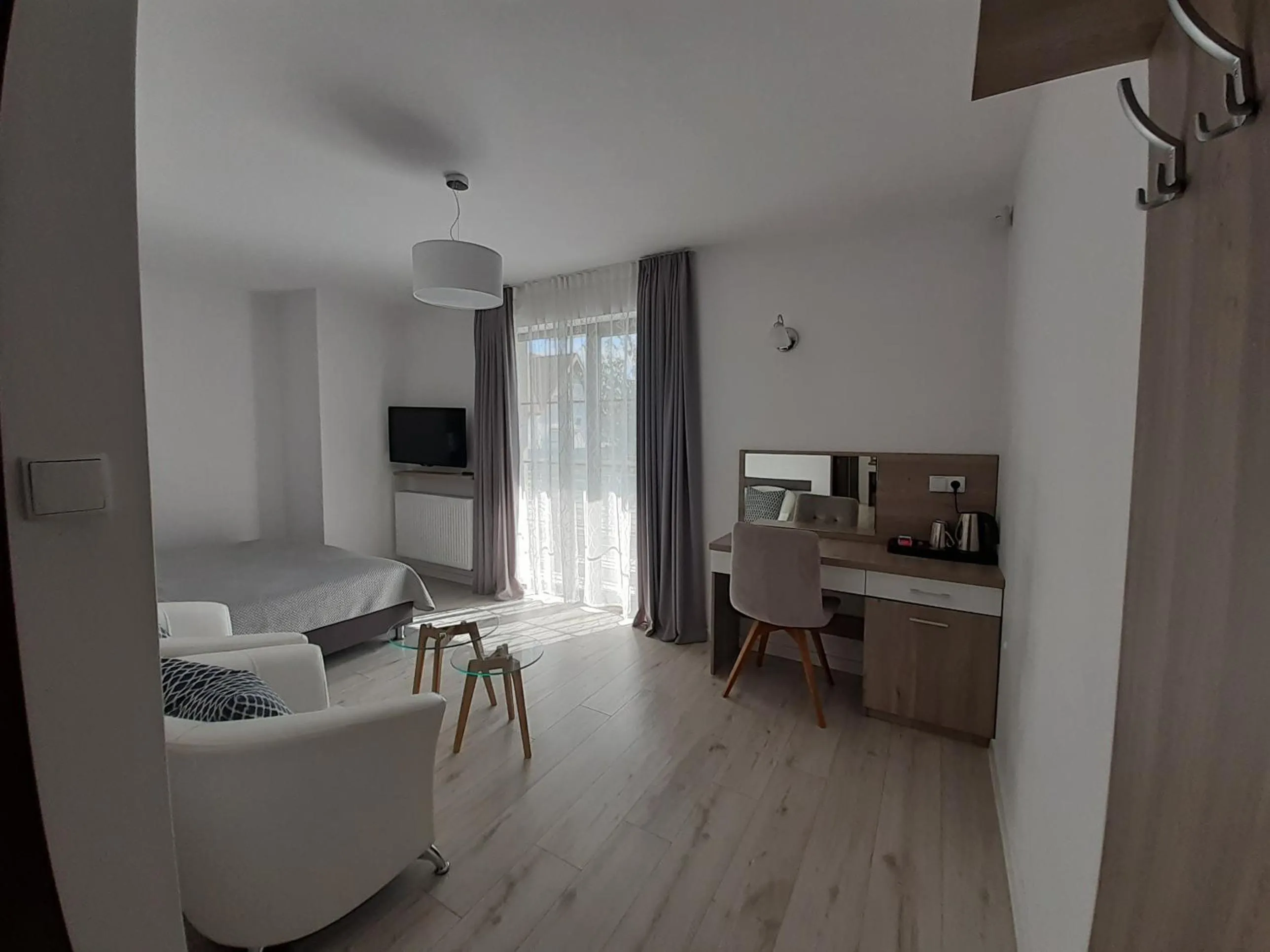 Photo of the whole room in Willa Trawers