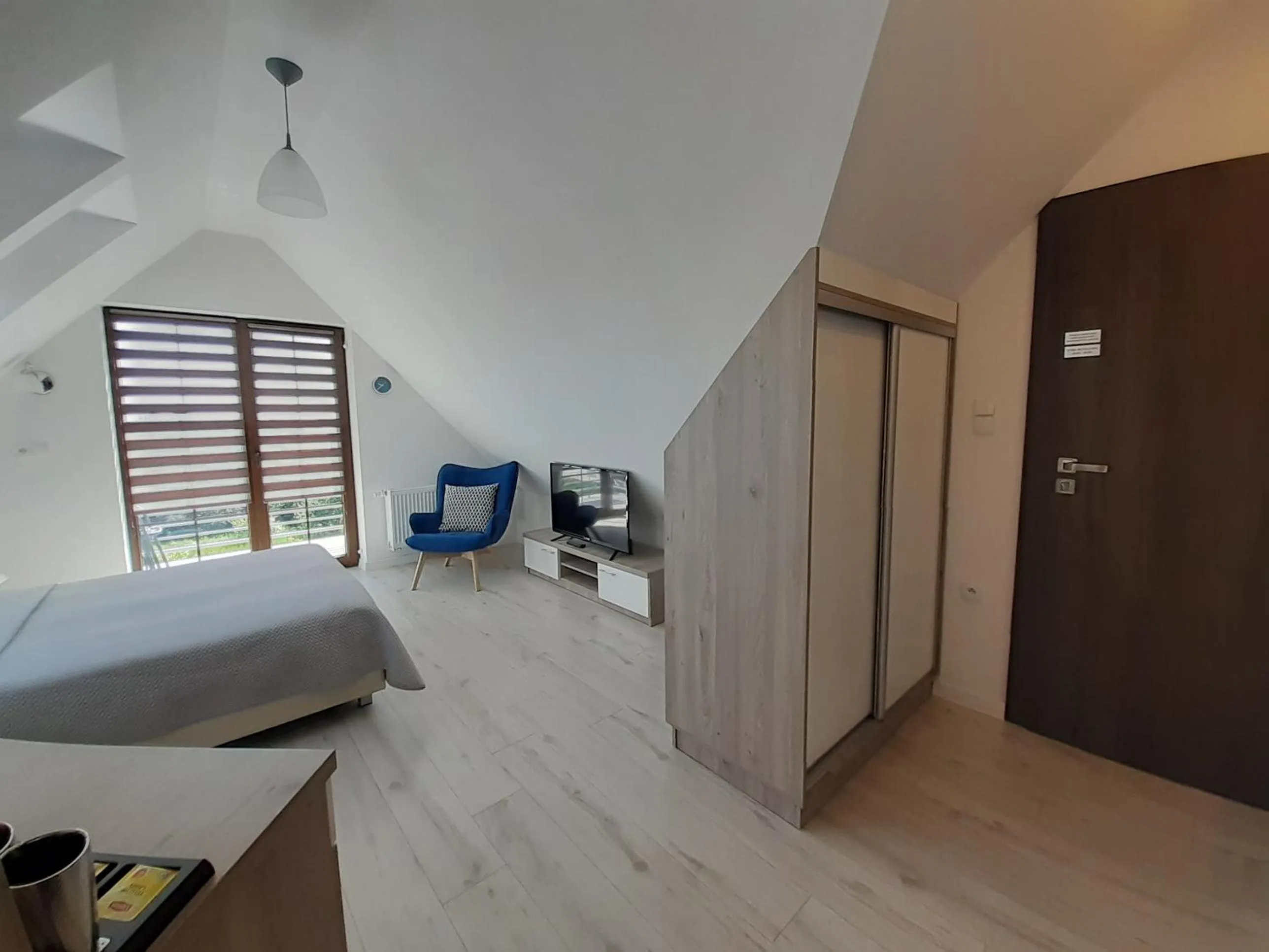 Photo of the whole room in Willa Trawers