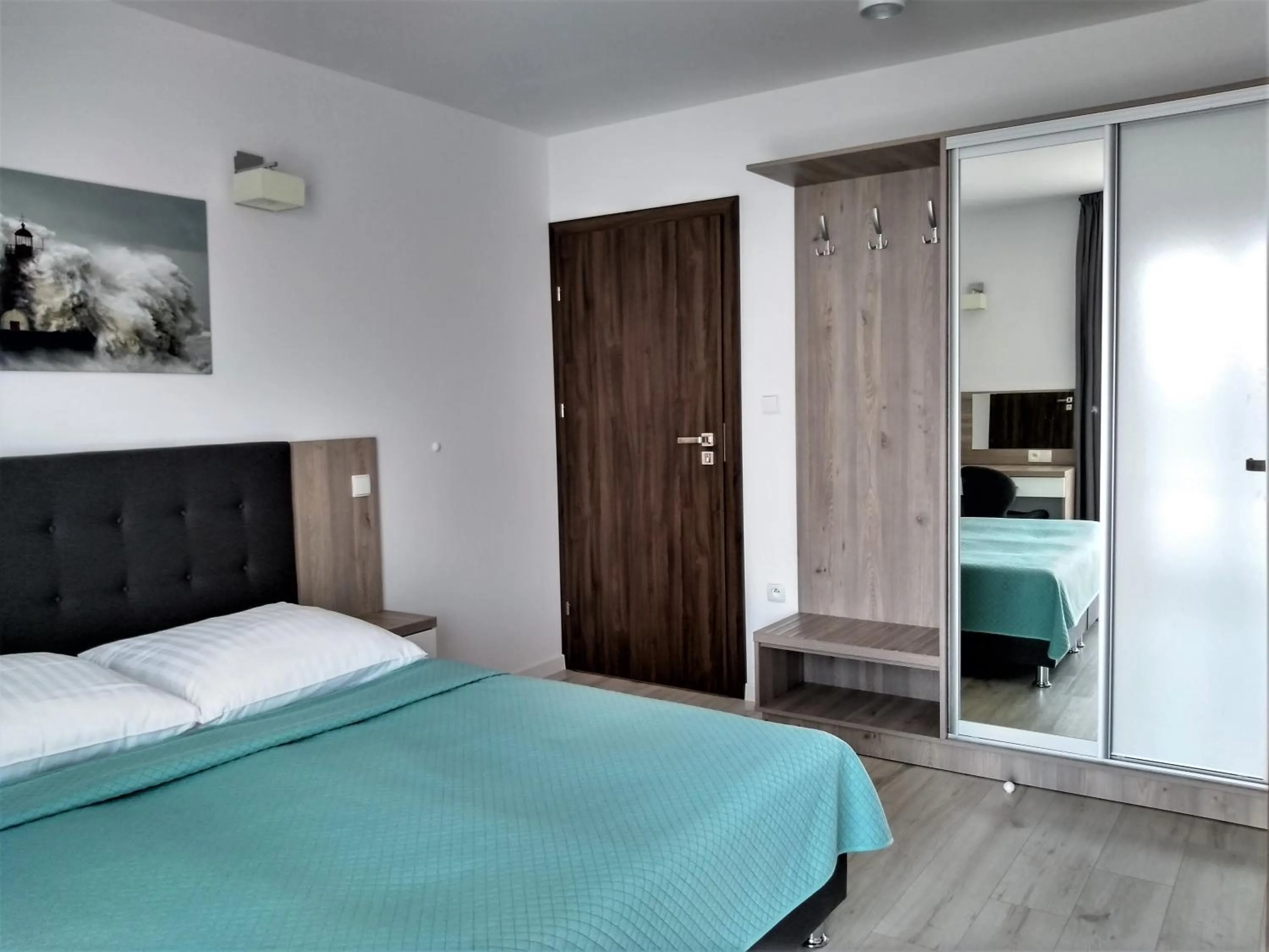 Photo of the whole room in Willa Trawers