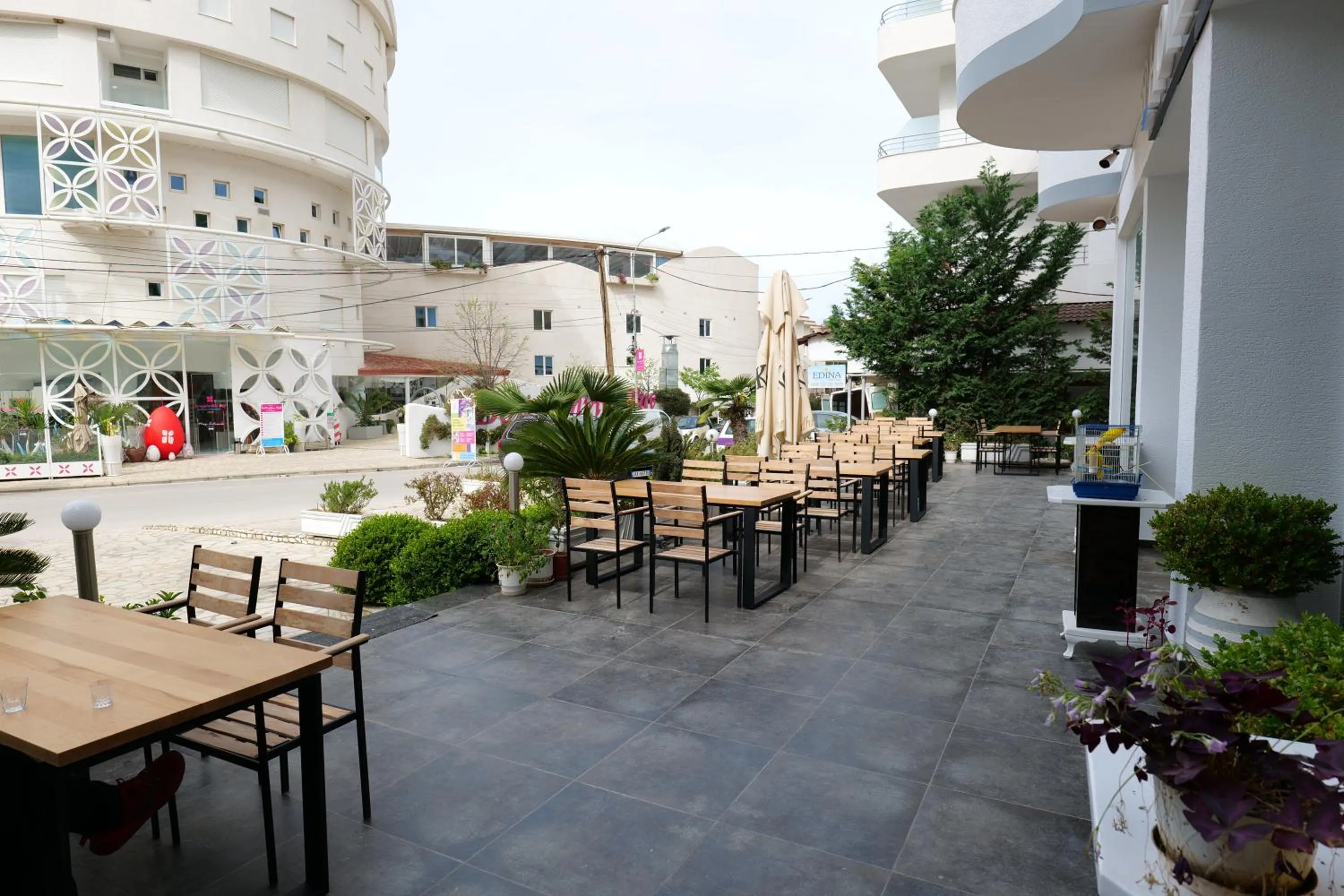 Restaurant/places to eat in Hotel Dior