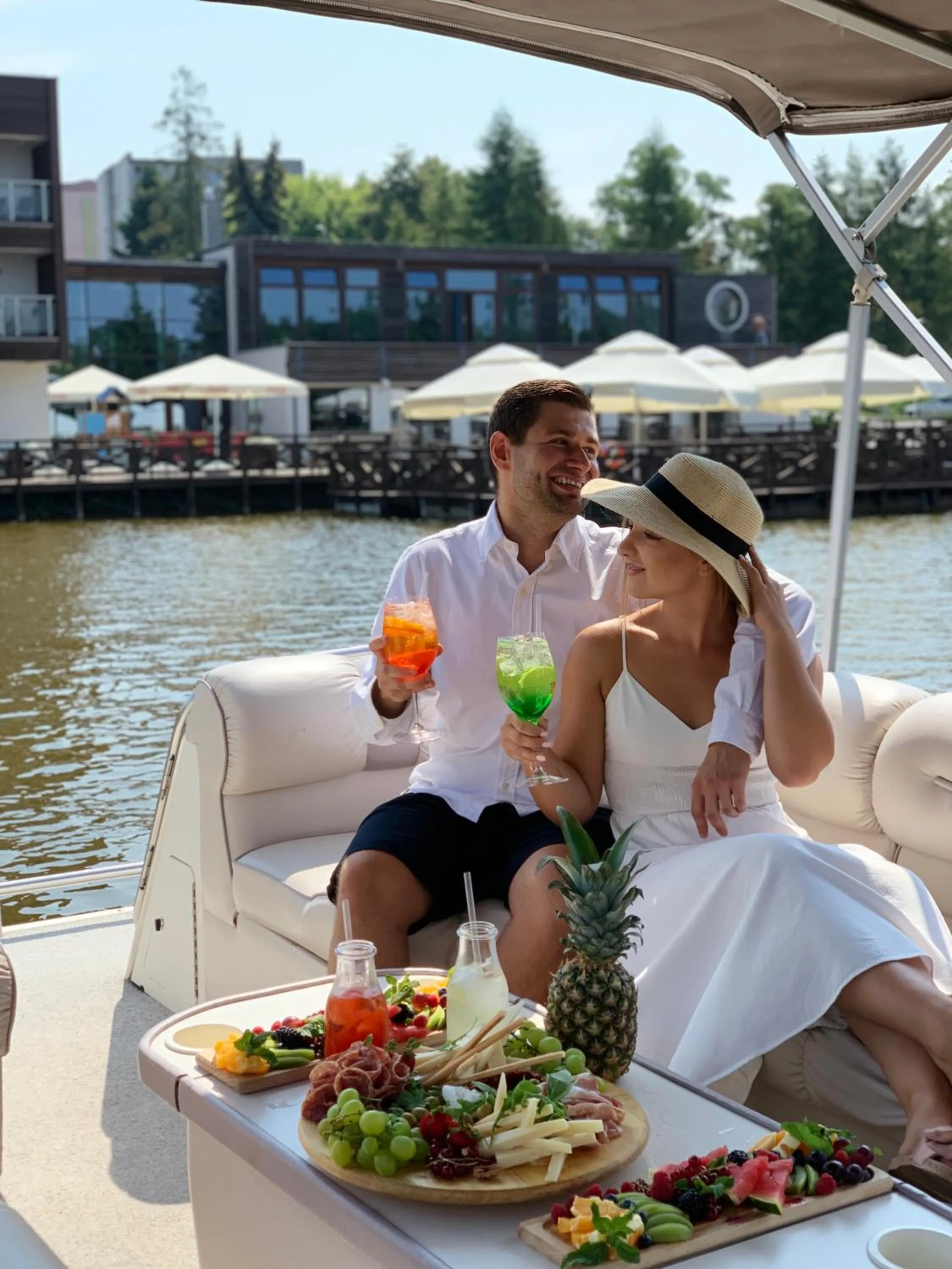 Restaurant/places to eat in Hotel Port 110