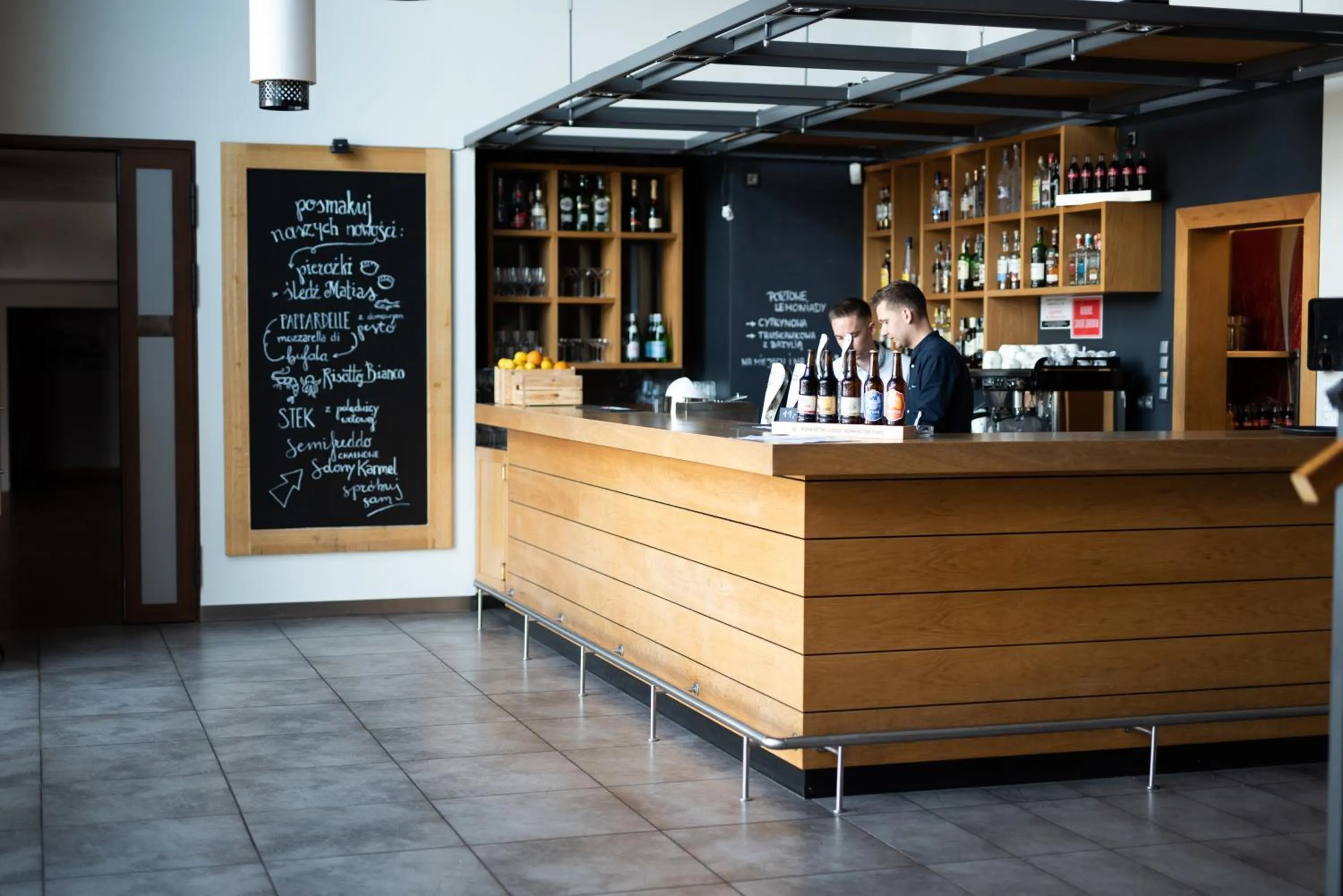 Restaurant/places to eat in Hotel Port 110