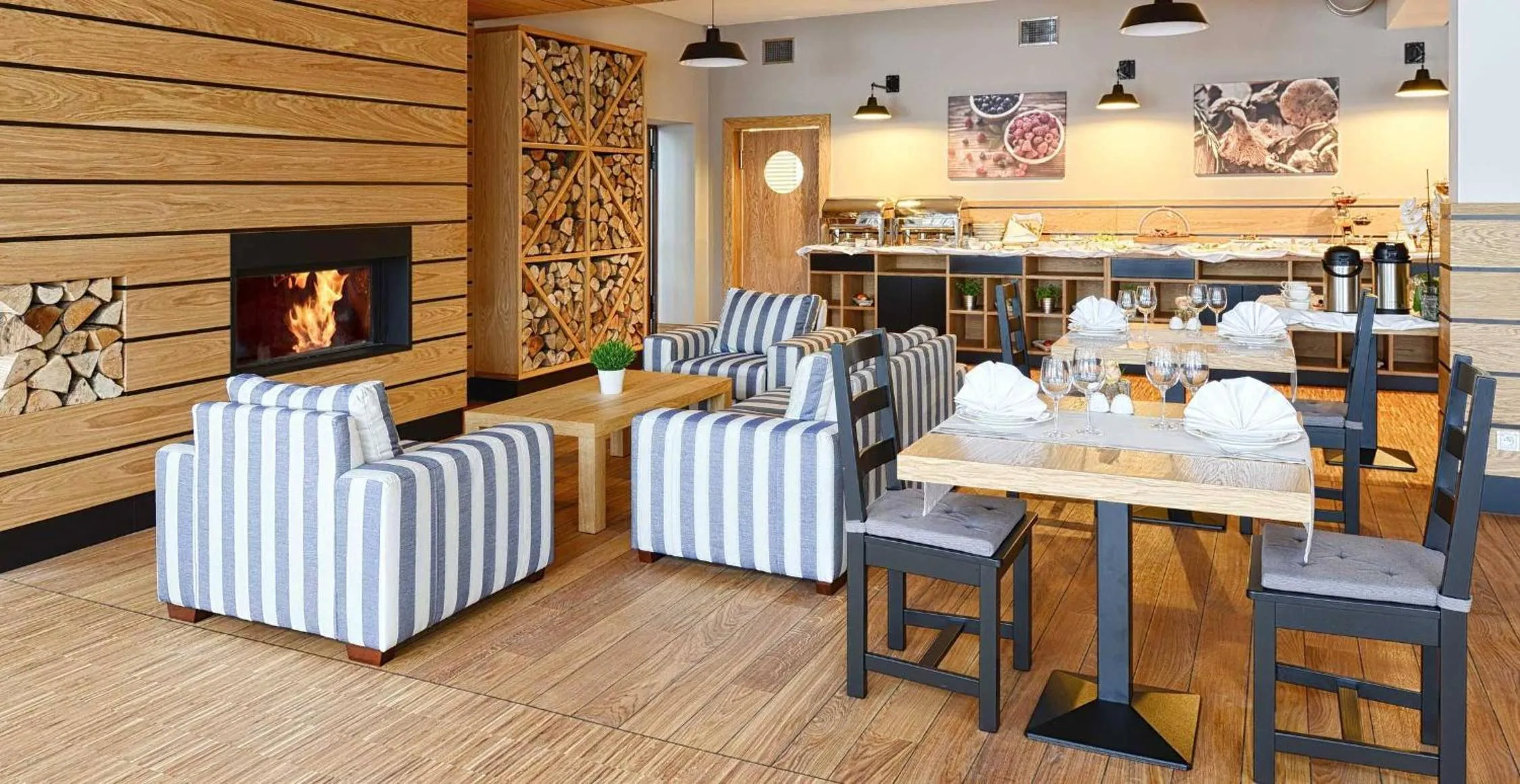 Restaurant/places to eat in Hotel Port 110