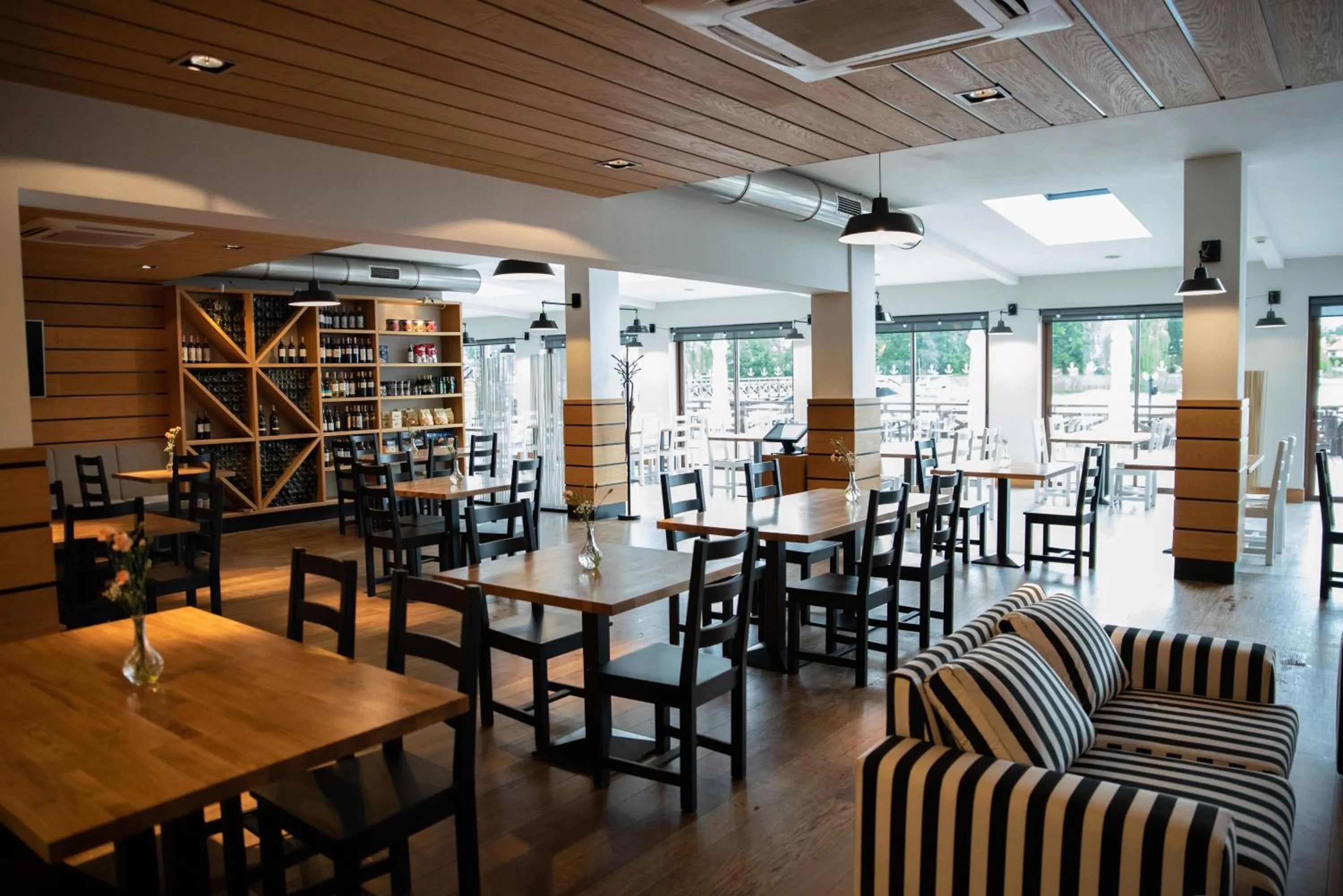 Restaurant/places to eat in Hotel Port 110