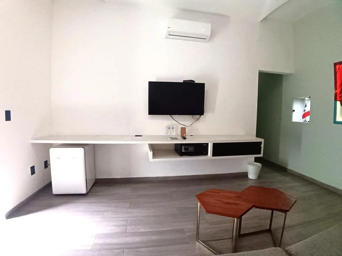 Communal lounge/ TV room in La Casona Que Encanta antes The Andy Hotel