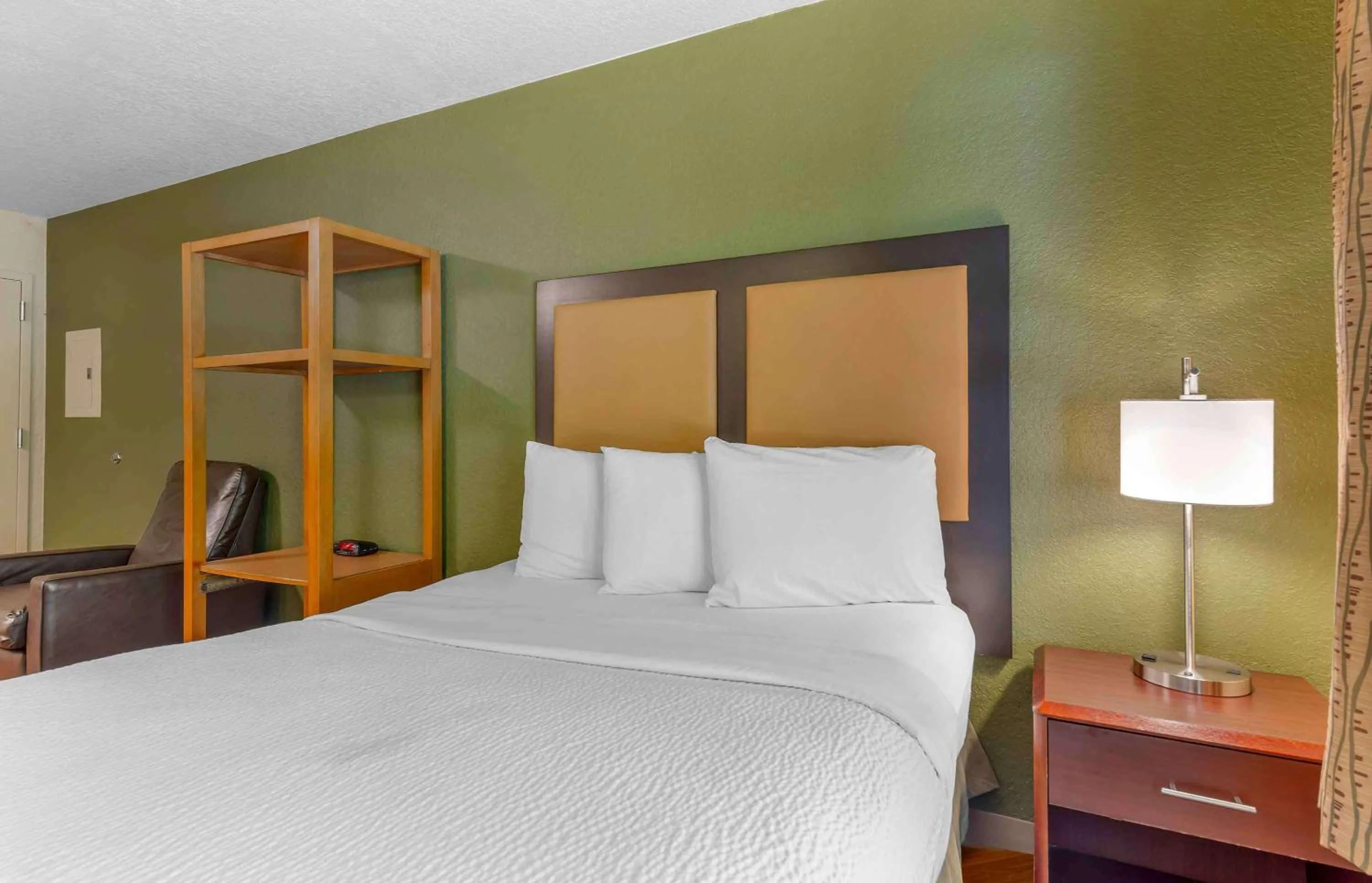 Bedroom, Bed in Extended Stay America Select Suites - Orlando - Maitland - Summit Tower Blvd