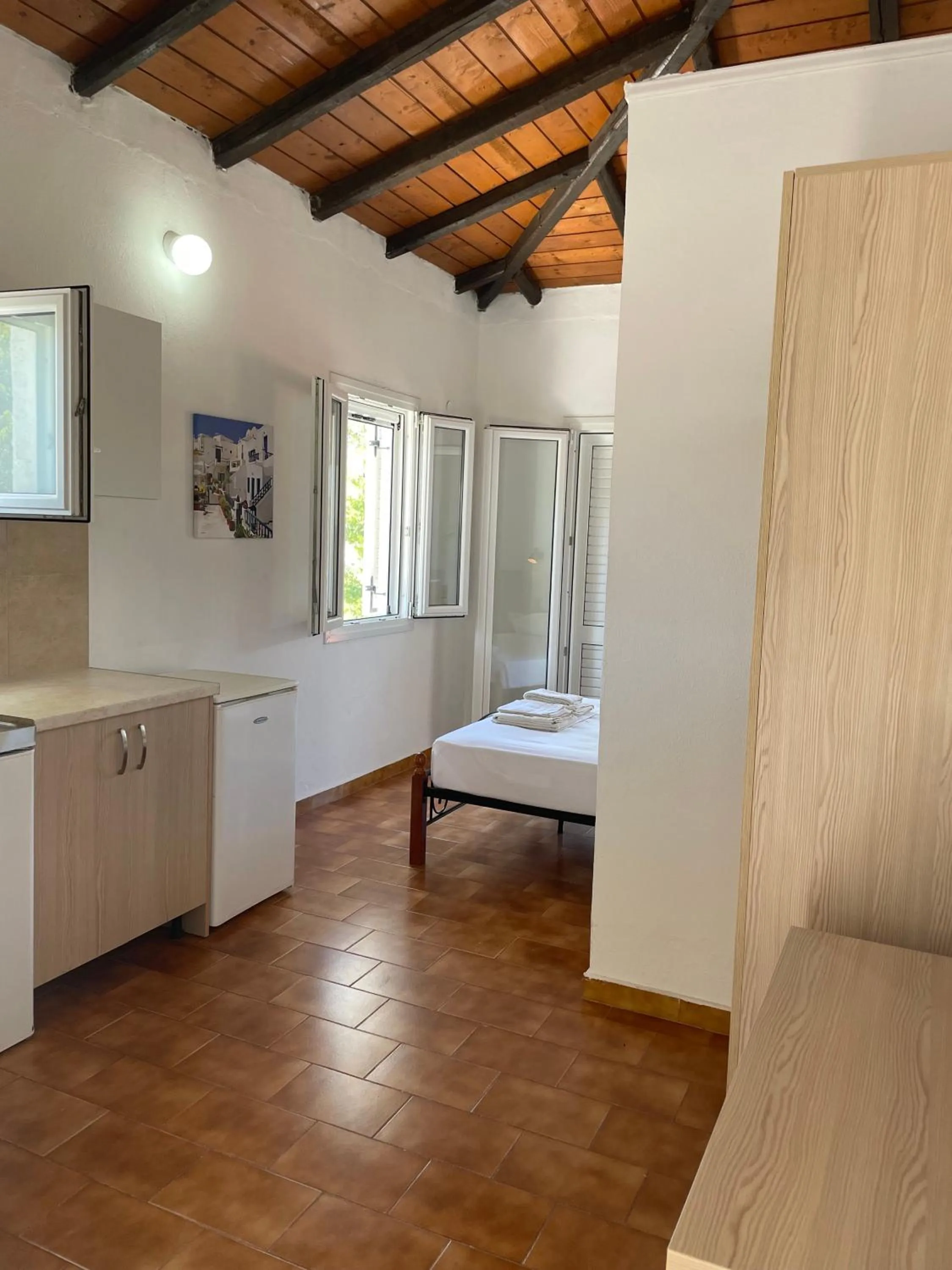 Kitchen or kitchenette, Bed in Villa Elpiniki