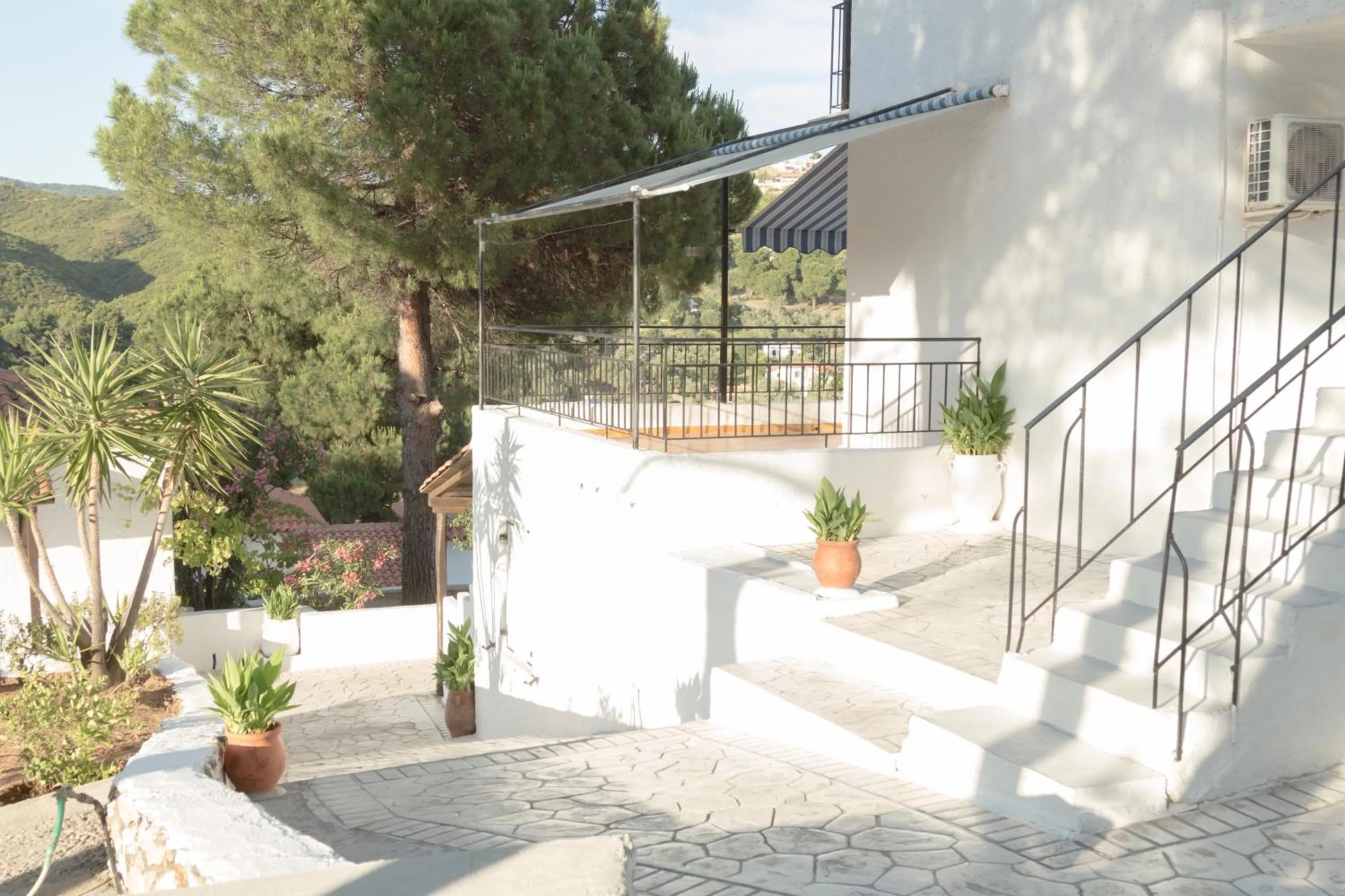 Property building in Villa Elpiniki