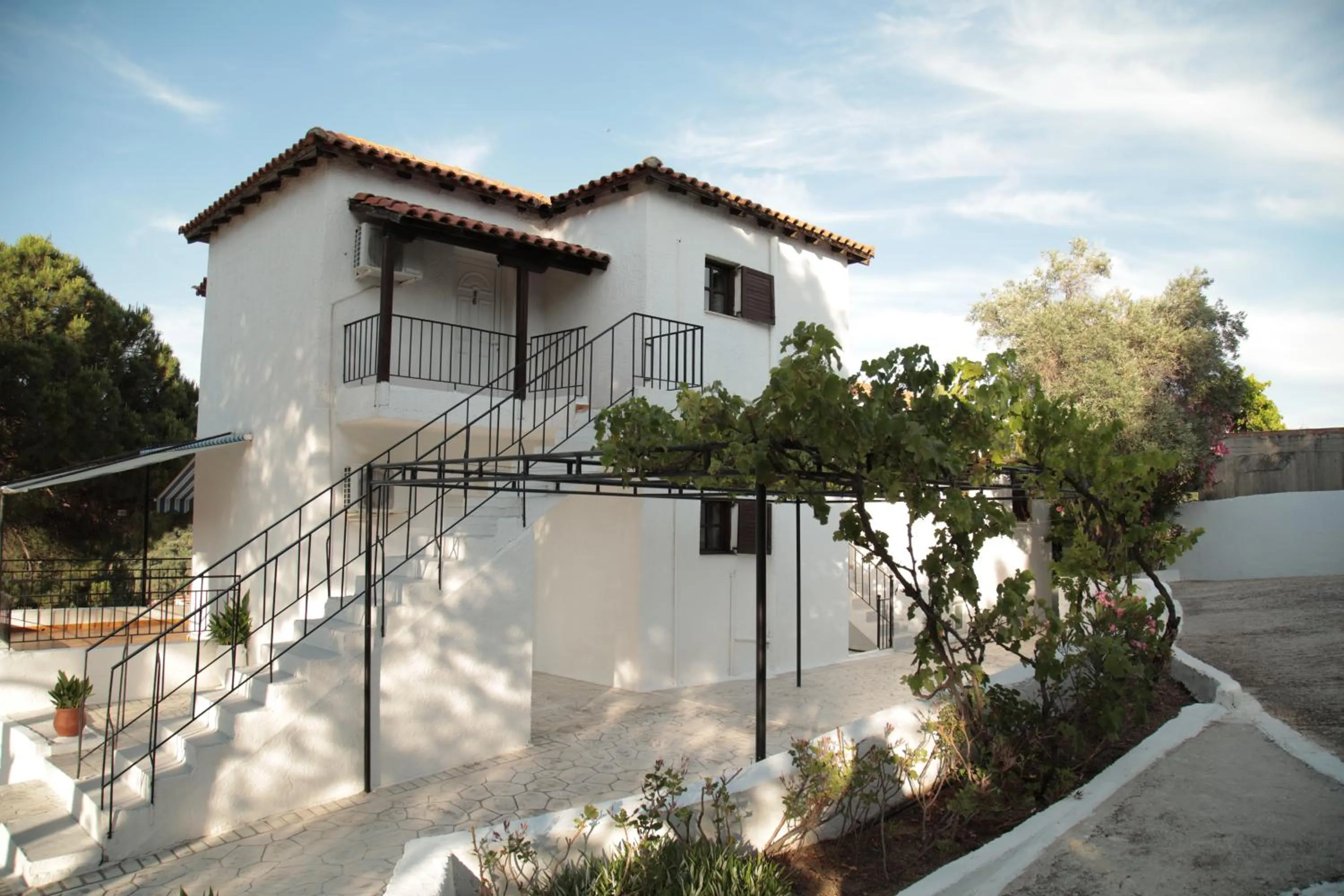 Property building in Villa Elpiniki