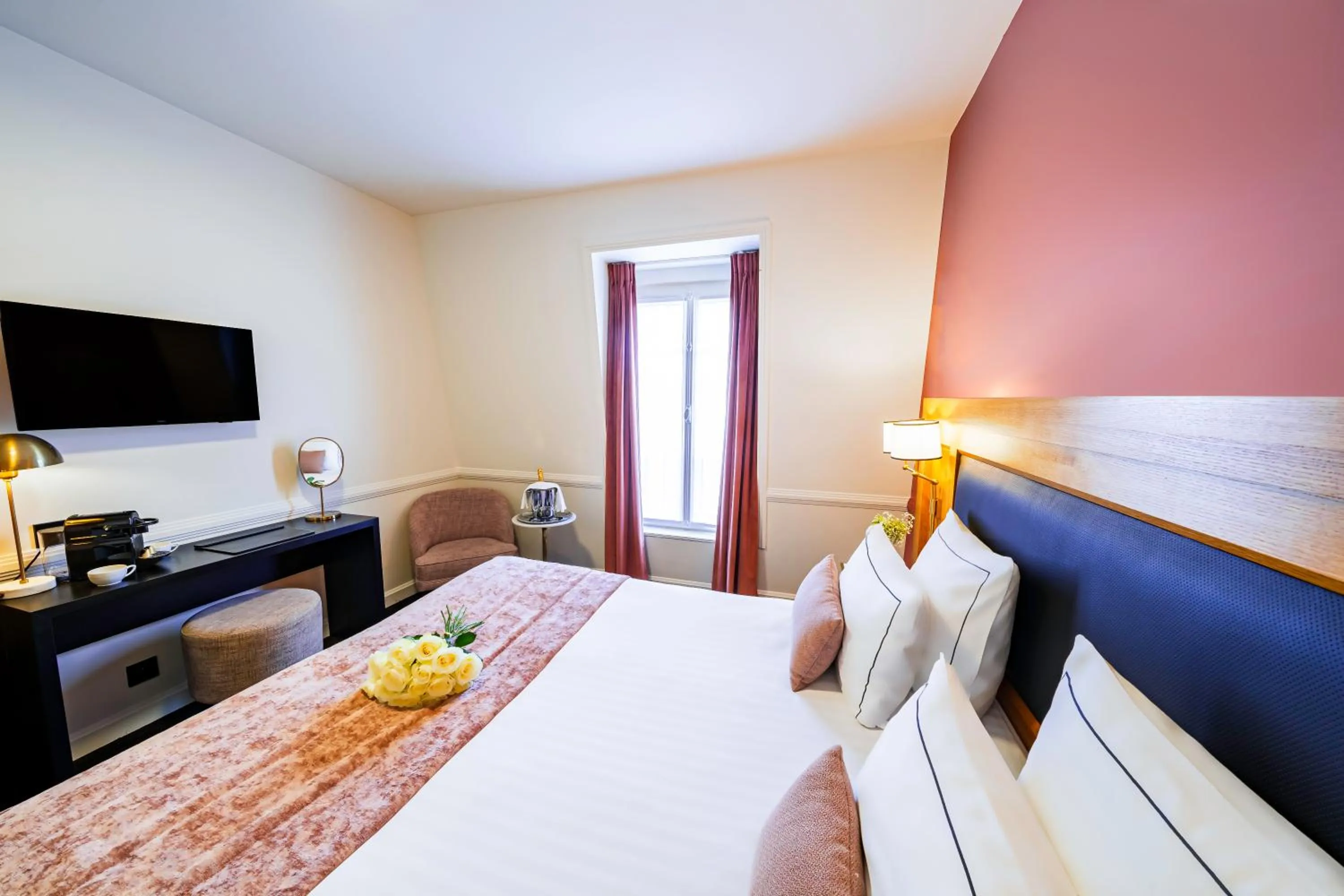 Bed in Hôtel Le Cercle Tour Eiffel