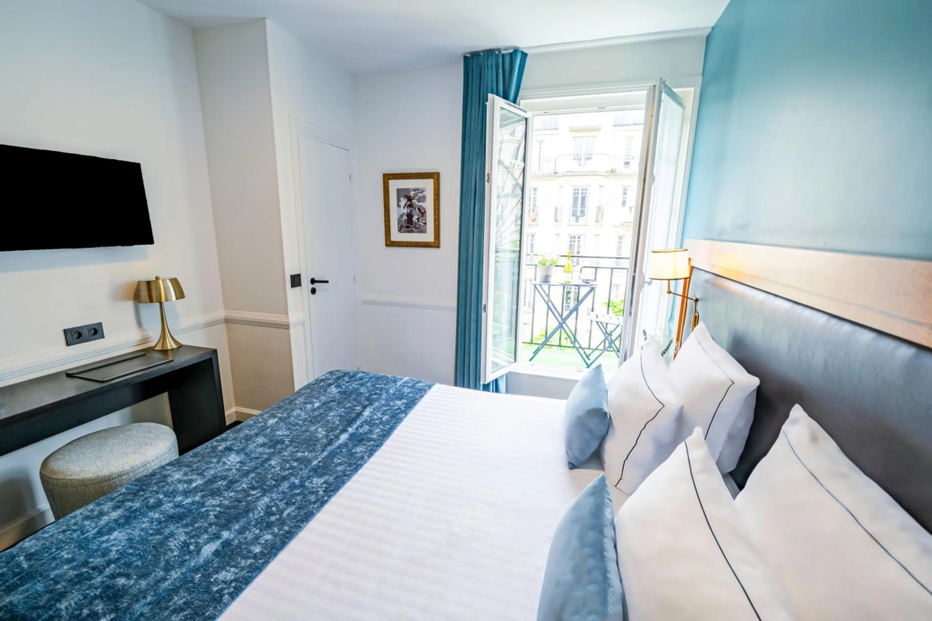 Bed in Hôtel Le Cercle Tour Eiffel