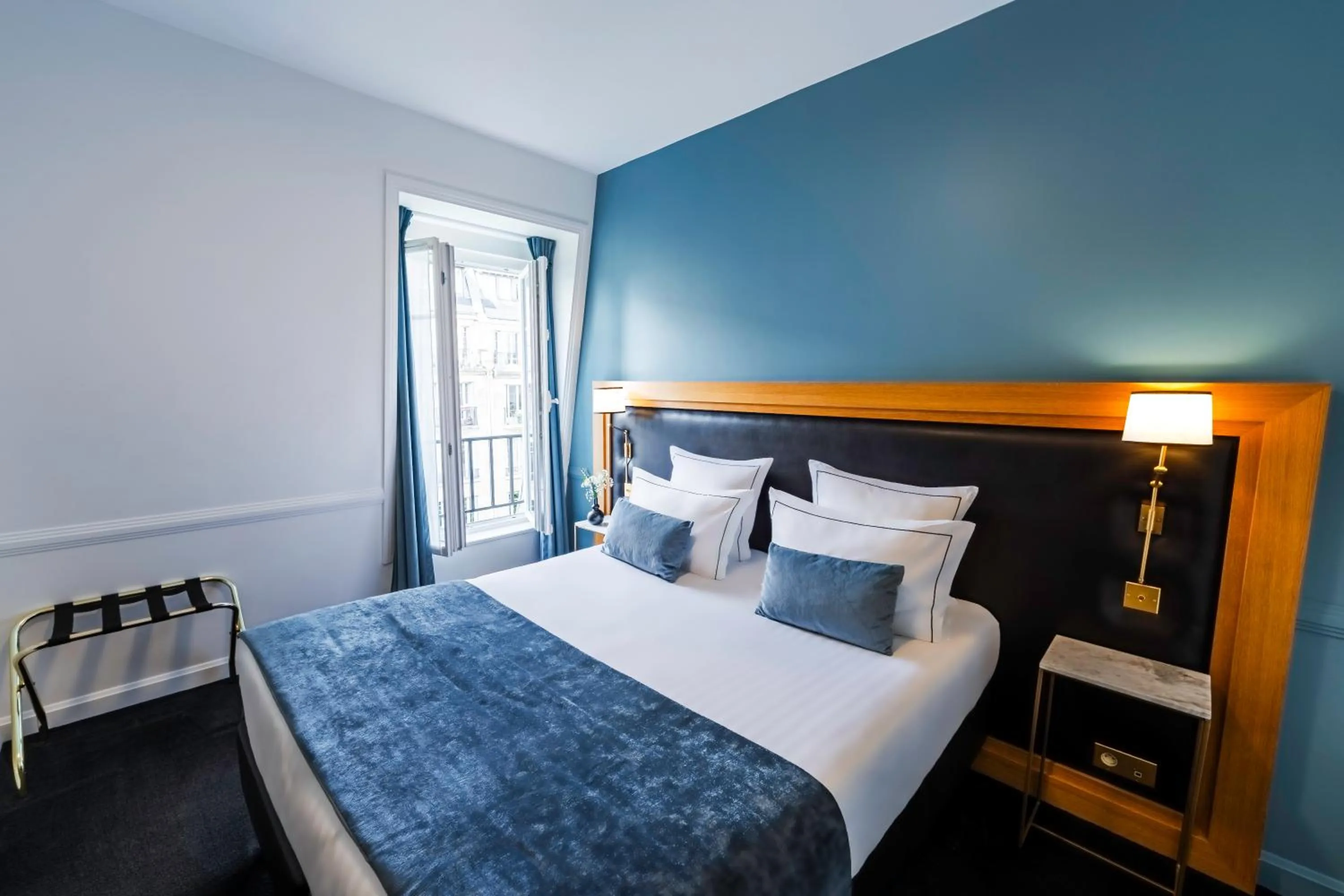 Bed in Hôtel Le Cercle Tour Eiffel