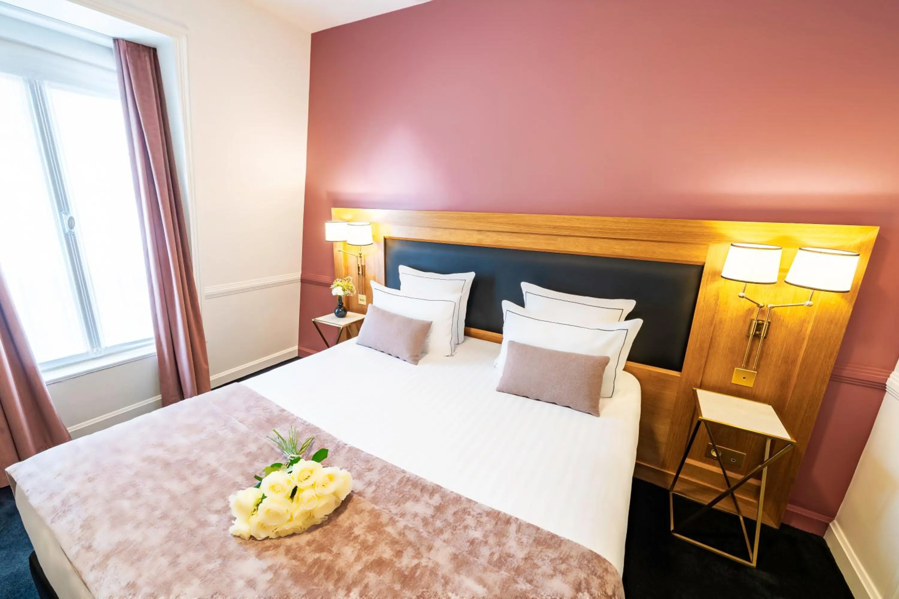 Bed in Hôtel Le Cercle Tour Eiffel