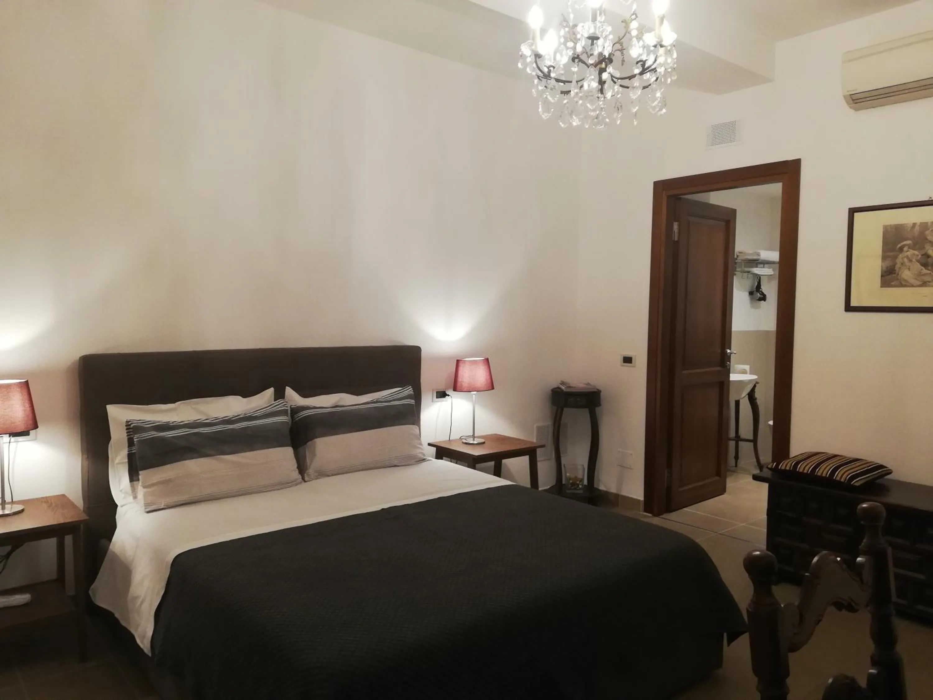 Shower, Bed in DreaMilan B&B