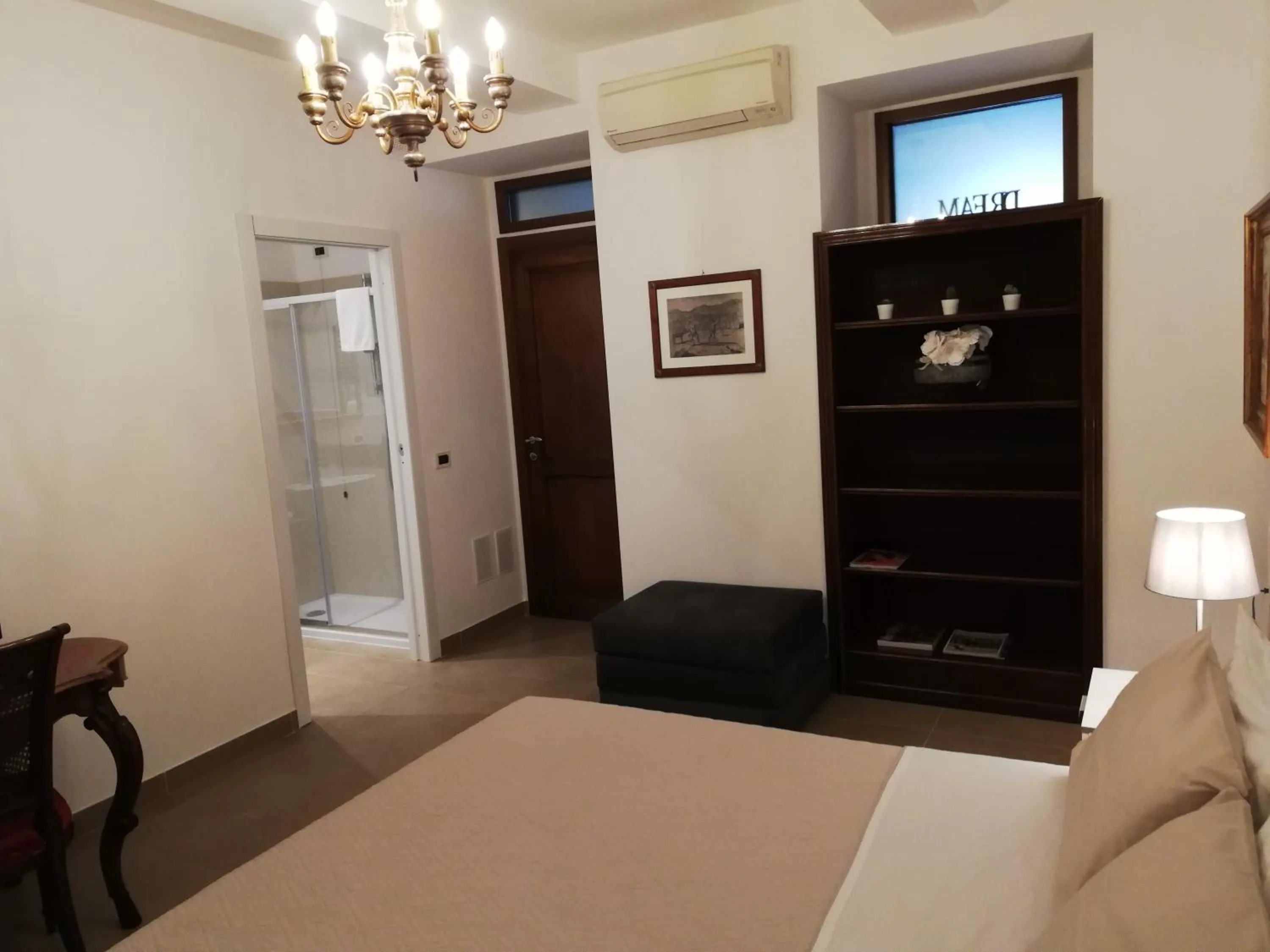 Shower, Bed in DreaMilan B&B