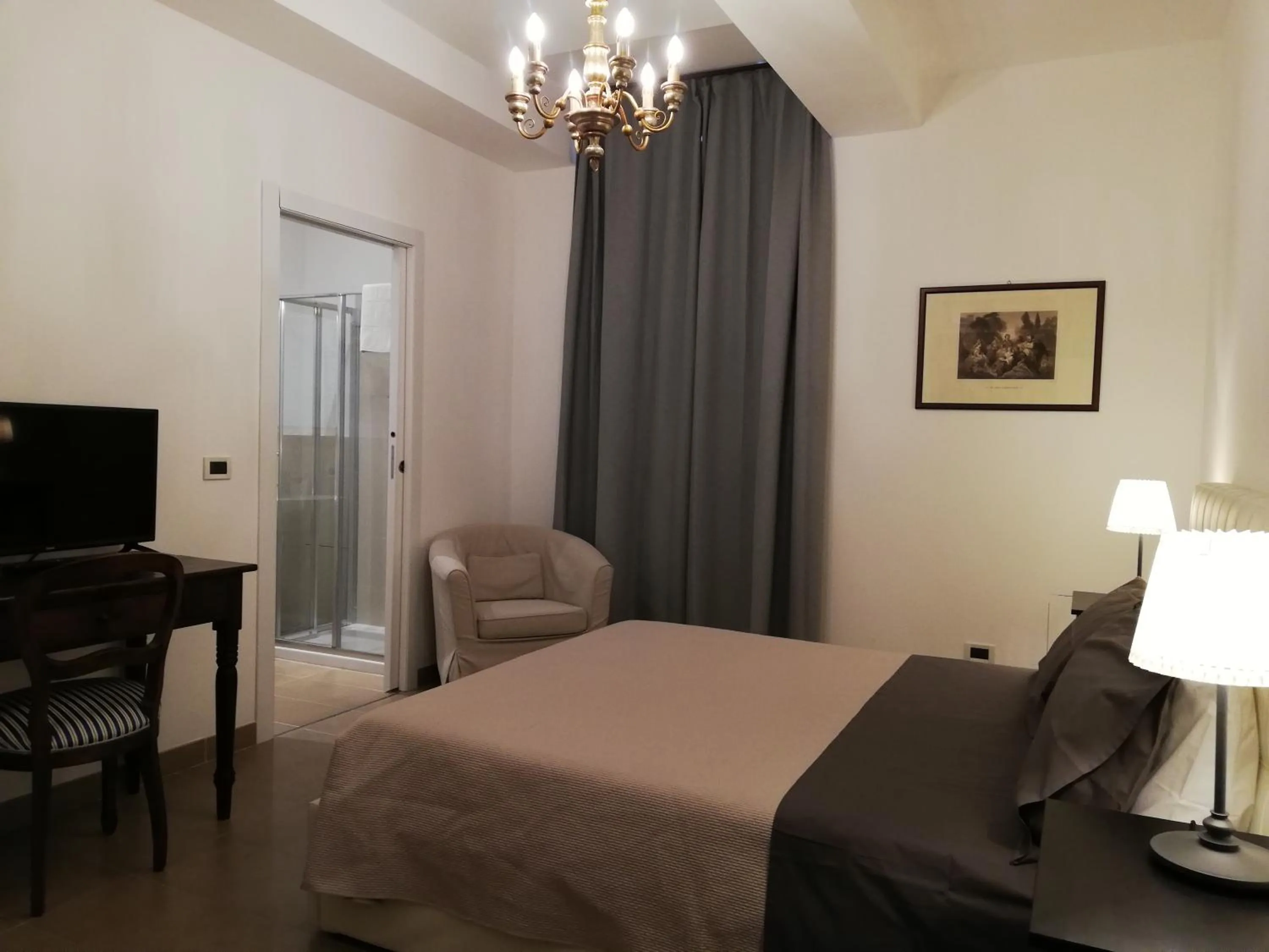 Shower, Bed in DreaMilan B&B