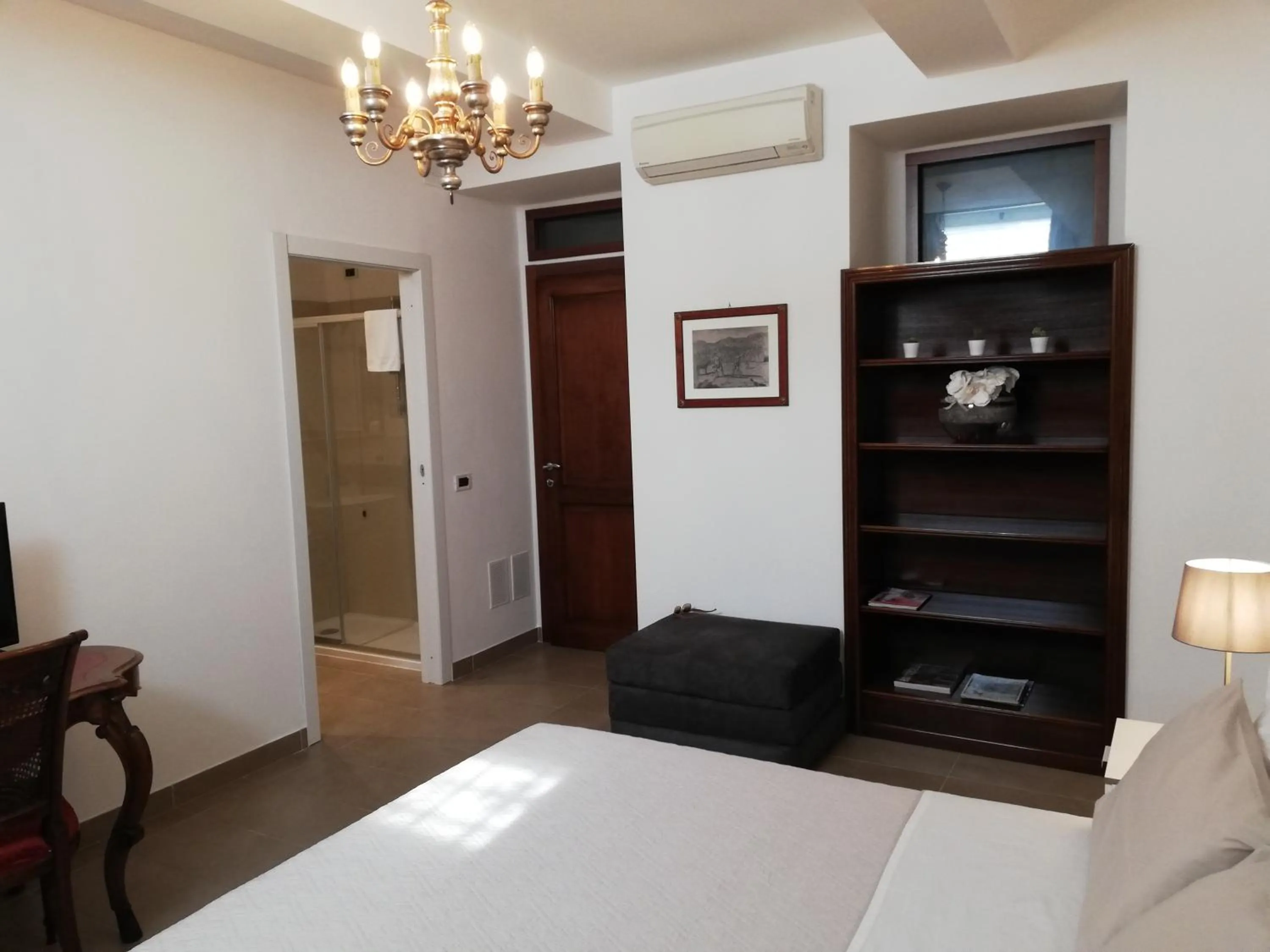 Shower, Bed in DreaMilan B&B